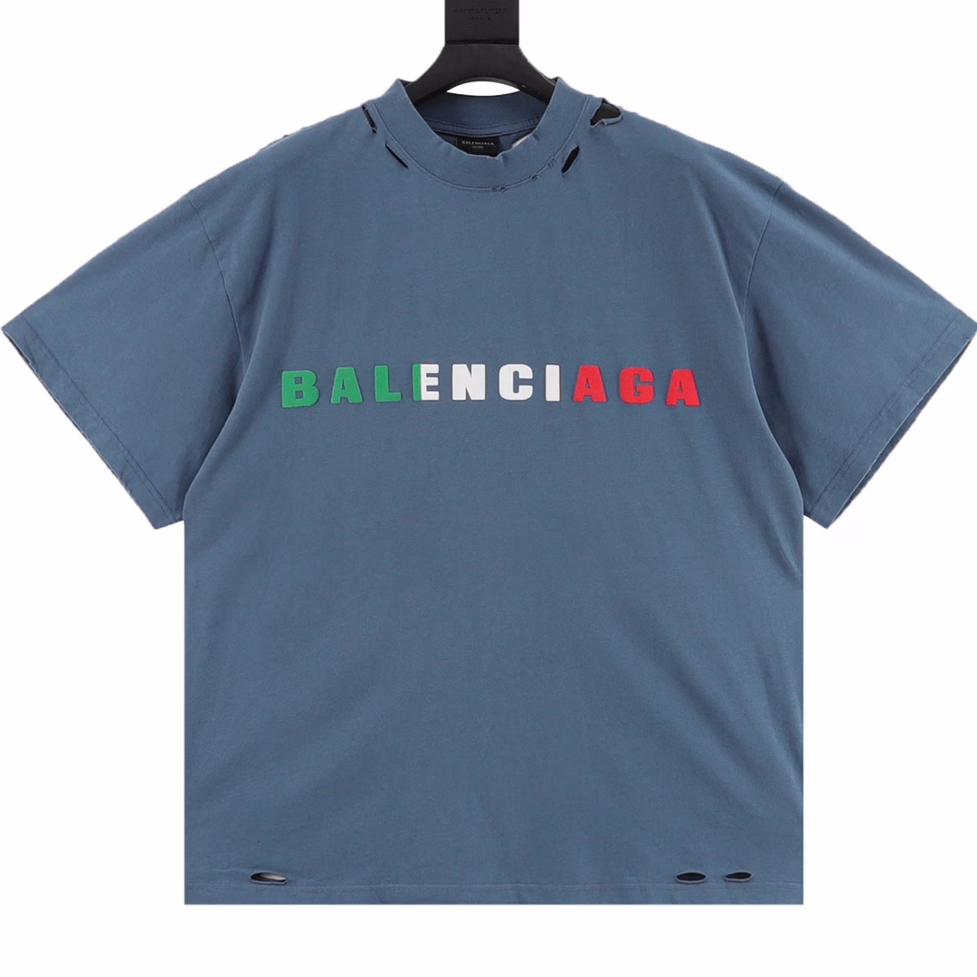 Balenciaga English color LOGO foam printing washed and worn short-sleeved T-shirtThe fabric is made of Paris ZP custom-woven and dyed cotton double yarn compact cotton. The weight is 260 grams, the cloth surface is clean. The cloth texture is clear, soft and comfortable, and the thread is custom-dyed without color difference. The classic pattern is printed with environmentally friendly imported materials, the letters are clear, and the three-dimensional sense is strong. Restore the brick cabinet. The garment is washed and worn, and many places are hand-worn. Super heavy craftsmanship production, huge market currency, welcome to compare. The version adopts OS loose shoulder version. The same style for men and women.
