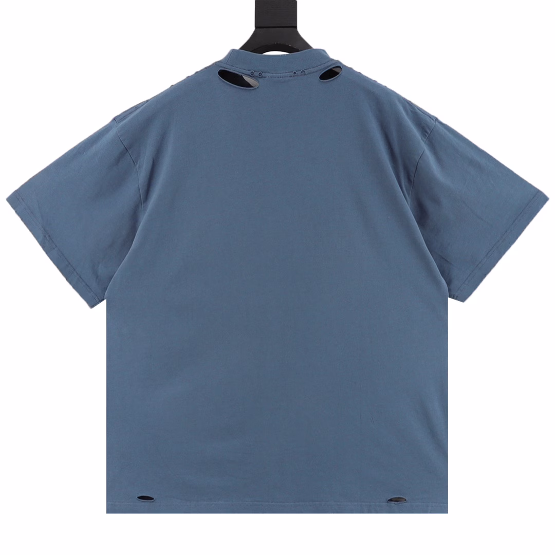 Balenciaga English color LOGO foam printing washed and worn short-sleeved T-shirtThe fabric is made of Paris ZP custom-woven and dyed cotton double yarn compact cotton. The weight is 260 grams, the cloth surface is clean. The cloth texture is clear, soft and comfortable, and the thread is custom-dyed without color difference. The classic pattern is printed with environmentally friendly imported materials, the letters are clear, and the three-dimensional sense is strong. Restore the brick cabinet. The garment is washed and worn, and many places are hand-worn. Super heavy craftsmanship production, huge market currency, welcome to compare. The version adopts OS loose shoulder version. The same style for men and women.