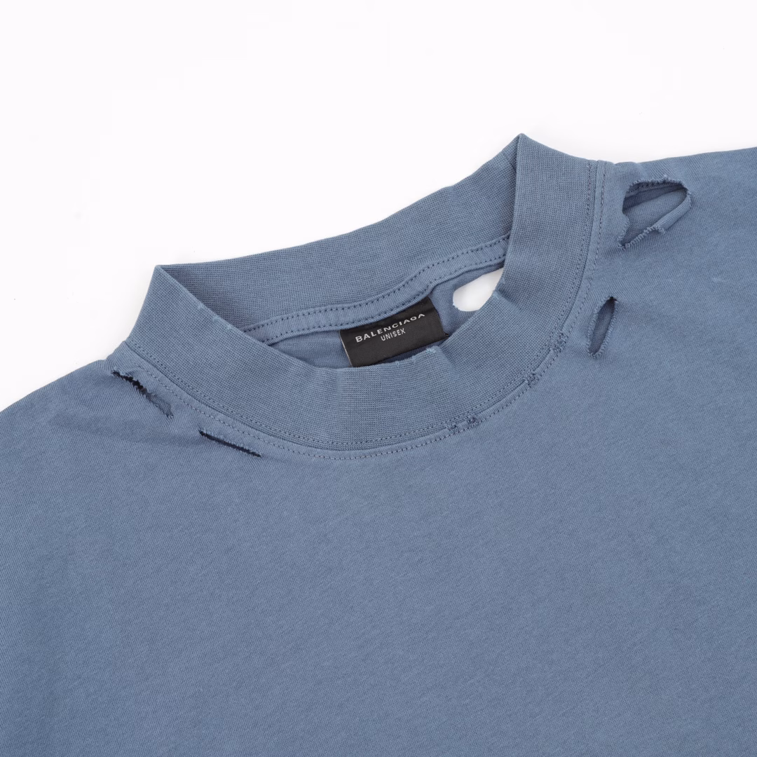 Balenciaga English color LOGO foam printing washed and worn short-sleeved T-shirtThe fabric is made of Paris ZP custom-woven and dyed cotton double yarn compact cotton. The weight is 260 grams, the cloth surface is clean. The cloth texture is clear, soft and comfortable, and the thread is custom-dyed without color difference. The classic pattern is printed with environmentally friendly imported materials, the letters are clear, and the three-dimensional sense is strong. Restore the brick cabinet. The garment is washed and worn, and many places are hand-worn. Super heavy craftsmanship production, huge market currency, welcome to compare. The version adopts OS loose shoulder version. The same style for men and women.