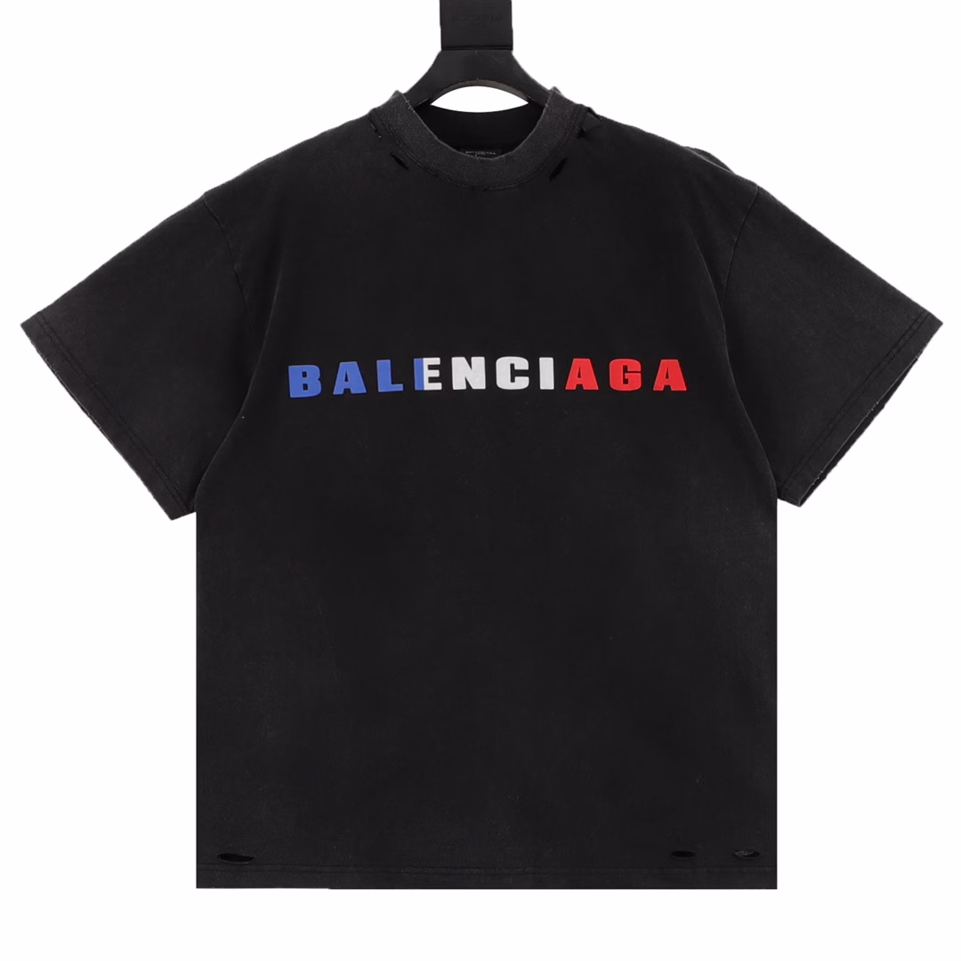 Balenciaga English color LOGO foam printing washed and worn short-sleeved T-shirtThe fabric is made of Paris ZP custom-woven and dyed cotton double yarn compact cotton. The weight is 260 grams, the cloth surface is clean. The cloth texture is clear, soft and comfortable, and the thread is custom-dyed without color difference. The classic pattern is printed with environmentally friendly imported materials, the letters are clear, and the three-dimensional sense is strong. Restore the brick cabinet. The garment is washed and worn, and many places are hand-worn. Super heavy craftsmanship production, huge market currency, welcome to compare. The version adopts OS loose shoulder version. The same style for men and women.
