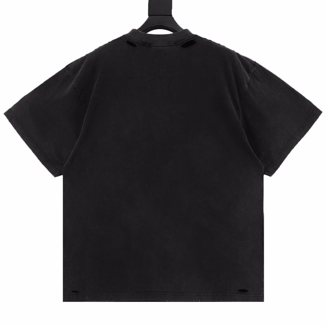 Balenciaga English color LOGO foam printing washed and worn short-sleeved T-shirtThe fabric is made of Paris ZP custom-woven and dyed cotton double yarn compact cotton. The weight is 260 grams, the cloth surface is clean. The cloth texture is clear, soft and comfortable, and the thread is custom-dyed without color difference. The classic pattern is printed with environmentally friendly imported materials, the letters are clear, and the three-dimensional sense is strong. Restore the brick cabinet. The garment is washed and worn, and many places are hand-worn. Super heavy craftsmanship production, huge market currency, welcome to compare. The version adopts OS loose shoulder version. The same style for men and women.