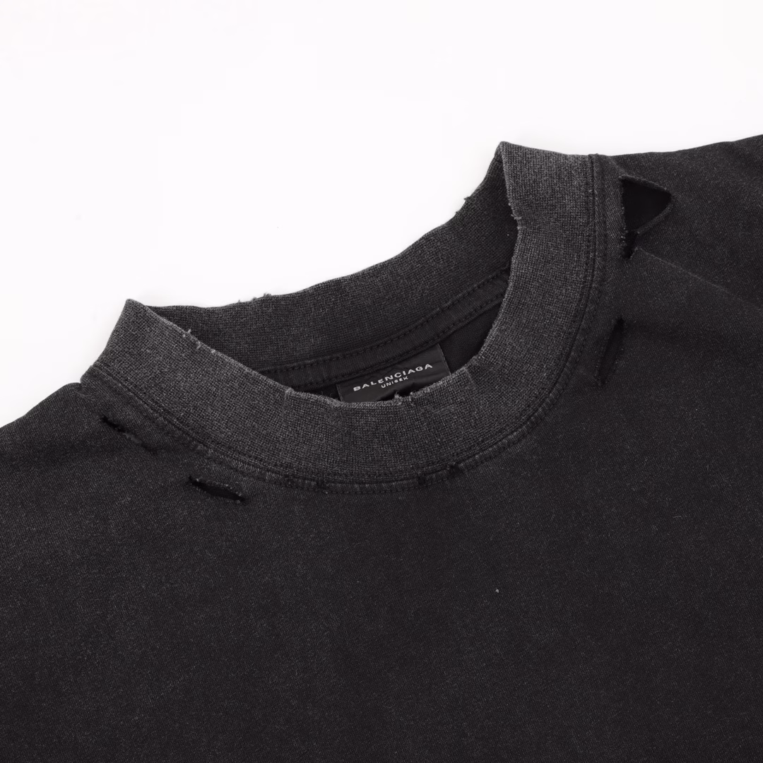 Balenciaga English color LOGO foam printing washed and worn short-sleeved T-shirtThe fabric is made of Paris ZP custom-woven and dyed cotton double yarn compact cotton. The weight is 260 grams, the cloth surface is clean. The cloth texture is clear, soft and comfortable, and the thread is custom-dyed without color difference. The classic pattern is printed with environmentally friendly imported materials, the letters are clear, and the three-dimensional sense is strong. Restore the brick cabinet. The garment is washed and worn, and many places are hand-worn. Super heavy craftsmanship production, huge market currency, welcome to compare. The version adopts OS loose shoulder version. The same style for men and women.
