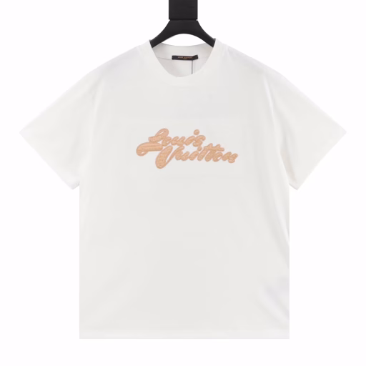 Louis Vuitton Signature Embroidered Short Sleeves, customized 32s double-strand long-staple cotton, weight 230g, with 32s 1×1 thread. The printing is specially adjusted according to the original color of the same color glue material, and the penetration technology that reveals the fabric texture is integrated. The use of glossy mercerized embroidery thread adds light and dark tones to the raised pattern, and three-dimensional core cotton is added in the production to increase the three-dimensional sense. The stitching of the rubber shoulder sleeves is reversed, and the brand knitted logo is embellished in reverse on the back. The high elastic thread at the neckline is not easy to deform. It is a very easy-to-match short-sleeve, perfect for wearing inside or outside.