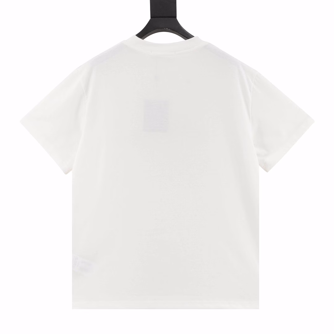 Louis Vuitton Signature Embroidered Short Sleeves, customized 32s double-strand long-staple cotton, weight 230g, with 32s 1×1 thread. The printing is specially adjusted according to the original color of the same color glue material, and the penetration technology that reveals the fabric texture is integrated. The use of glossy mercerized embroidery thread adds light and dark tones to the raised pattern, and three-dimensional core cotton is added in the production to increase the three-dimensional sense. The stitching of the rubber shoulder sleeves is reversed, and the brand knitted logo is embellished in reverse on the back. The high elastic thread at the neckline is not easy to deform. It is a very easy-to-match short-sleeve, perfect for wearing inside or outside.
