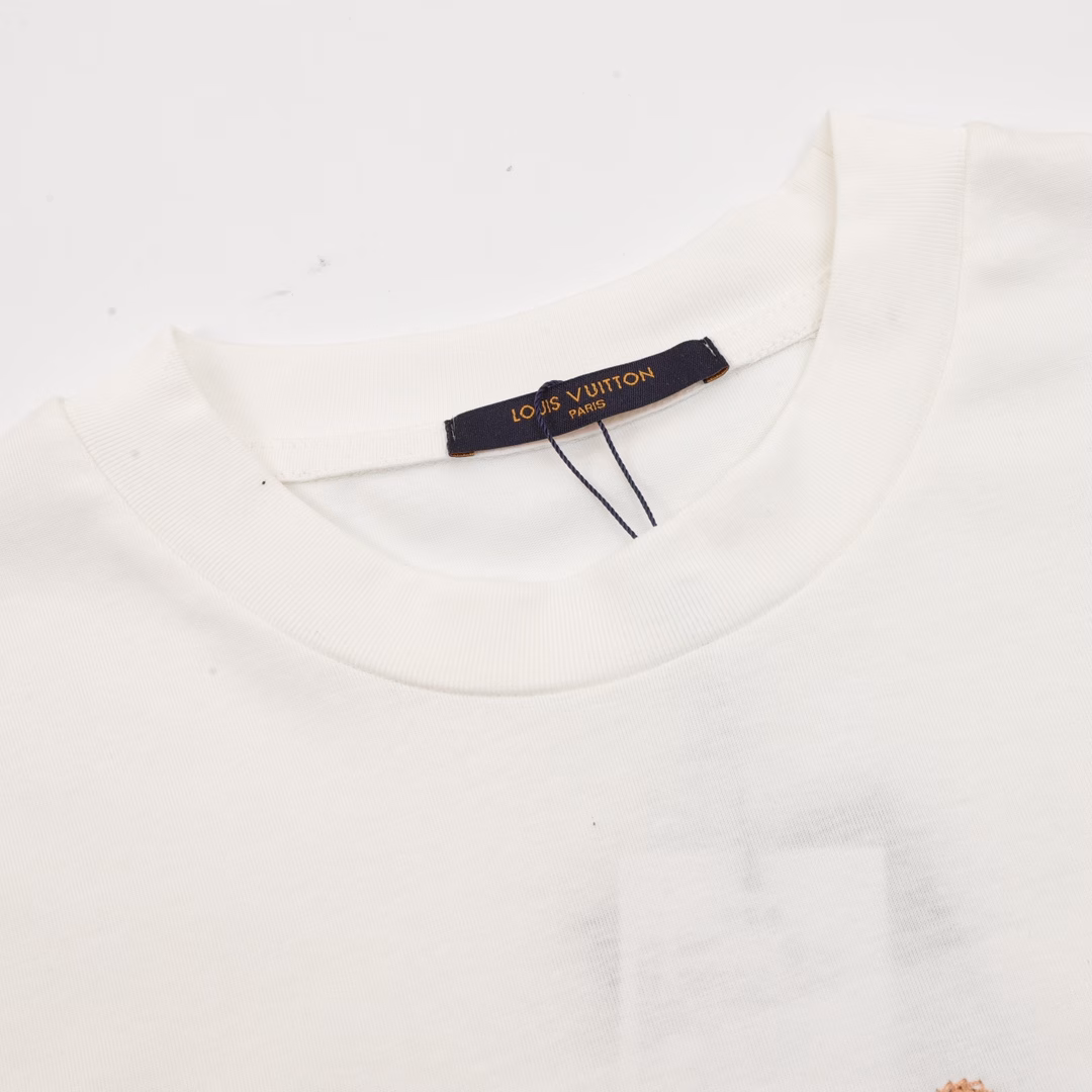 Louis Vuitton Signature Embroidered Short Sleeves, customized 32s double-strand long-staple cotton, weight 230g, with 32s 1×1 thread. The printing is specially adjusted according to the original color of the same color glue material, and the penetration technology that reveals the fabric texture is integrated. The use of glossy mercerized embroidery thread adds light and dark tones to the raised pattern, and three-dimensional core cotton is added in the production to increase the three-dimensional sense. The stitching of the rubber shoulder sleeves is reversed, and the brand knitted logo is embellished in reverse on the back. The high elastic thread at the neckline is not easy to deform. It is a very easy-to-match short-sleeve, perfect for wearing inside or outside.