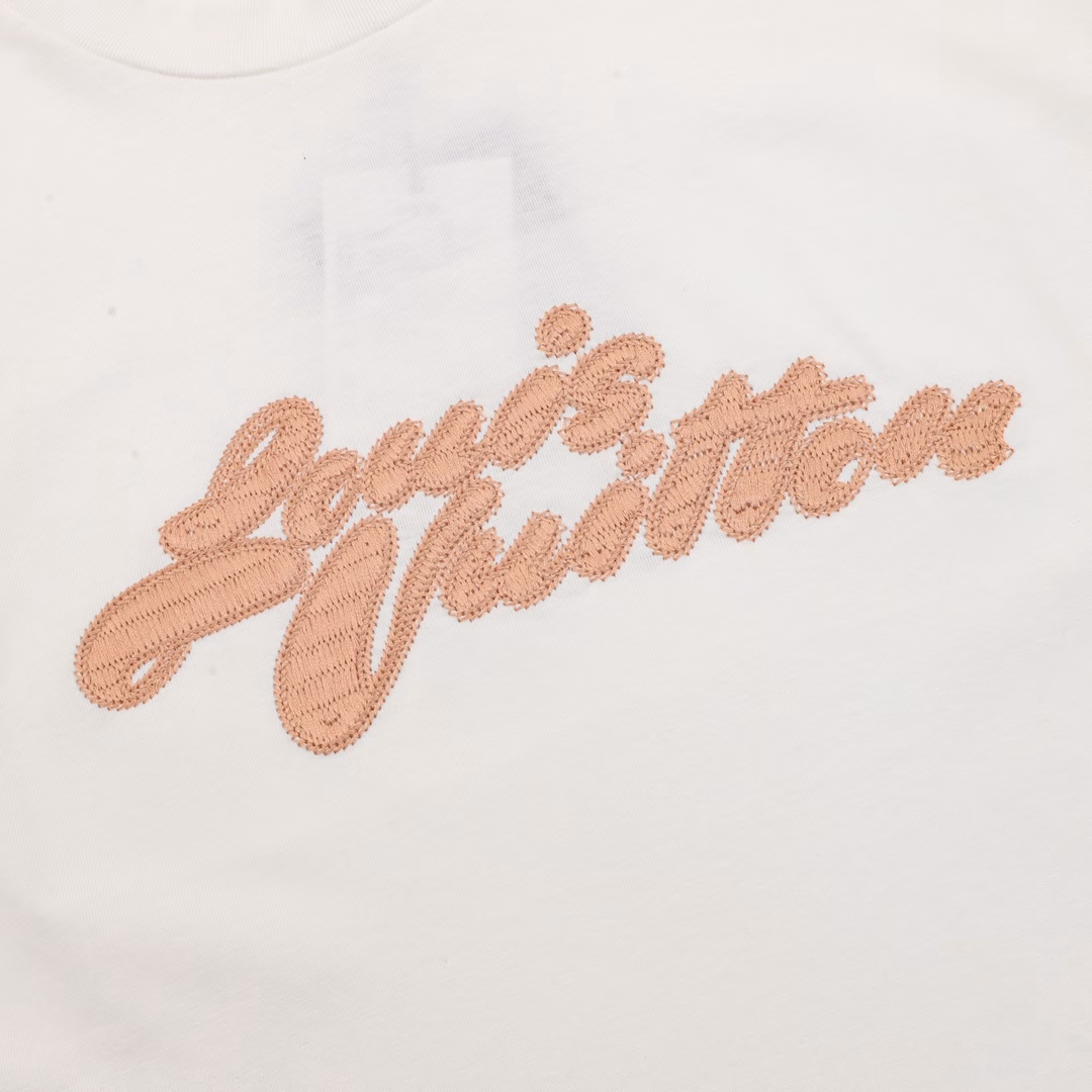 Louis Vuitton Signature Embroidered Short Sleeves, customized 32s double-strand long-staple cotton, weight 230g, with 32s 1×1 thread. The printing is specially adjusted according to the original color of the same color glue material, and the penetration technology that reveals the fabric texture is integrated. The use of glossy mercerized embroidery thread adds light and dark tones to the raised pattern, and three-dimensional core cotton is added in the production to increase the three-dimensional sense. The stitching of the rubber shoulder sleeves is reversed, and the brand knitted logo is embellished in reverse on the back. The high elastic thread at the neckline is not easy to deform. It is a very easy-to-match short-sleeve, perfect for wearing inside or outside.