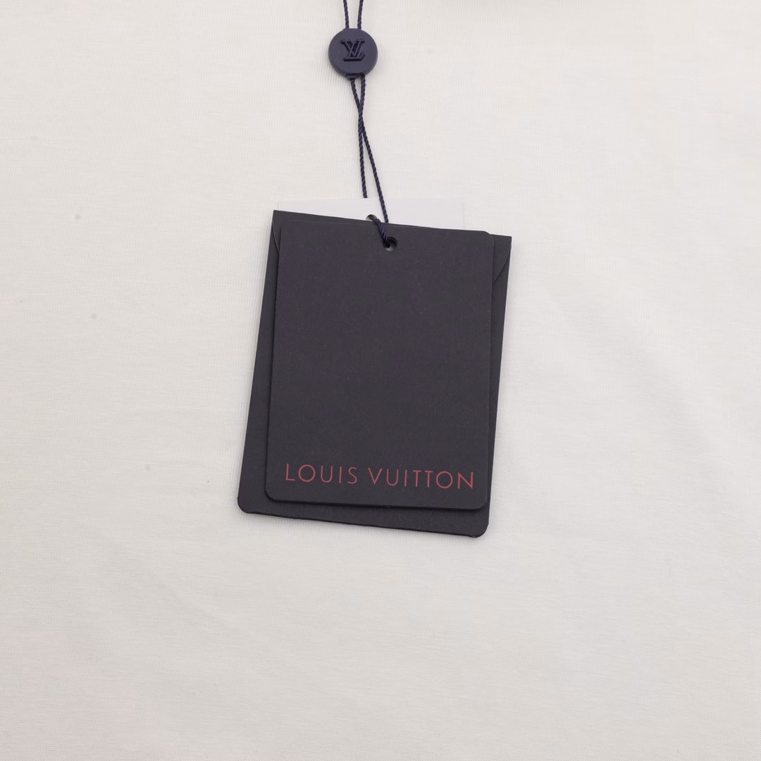 Louis Vuitton Signature Embroidered Short Sleeves, customized 32s double-strand long-staple cotton, weight 230g, with 32s 1×1 thread. The printing is specially adjusted according to the original color of the same color glue material, and the penetration technology that reveals the fabric texture is integrated. The use of glossy mercerized embroidery thread adds light and dark tones to the raised pattern, and three-dimensional core cotton is added in the production to increase the three-dimensional sense. The stitching of the rubber shoulder sleeves is reversed, and the brand knitted logo is embellished in reverse on the back. The high elastic thread at the neckline is not easy to deform. It is a very easy-to-match short-sleeve, perfect for wearing inside or outside.