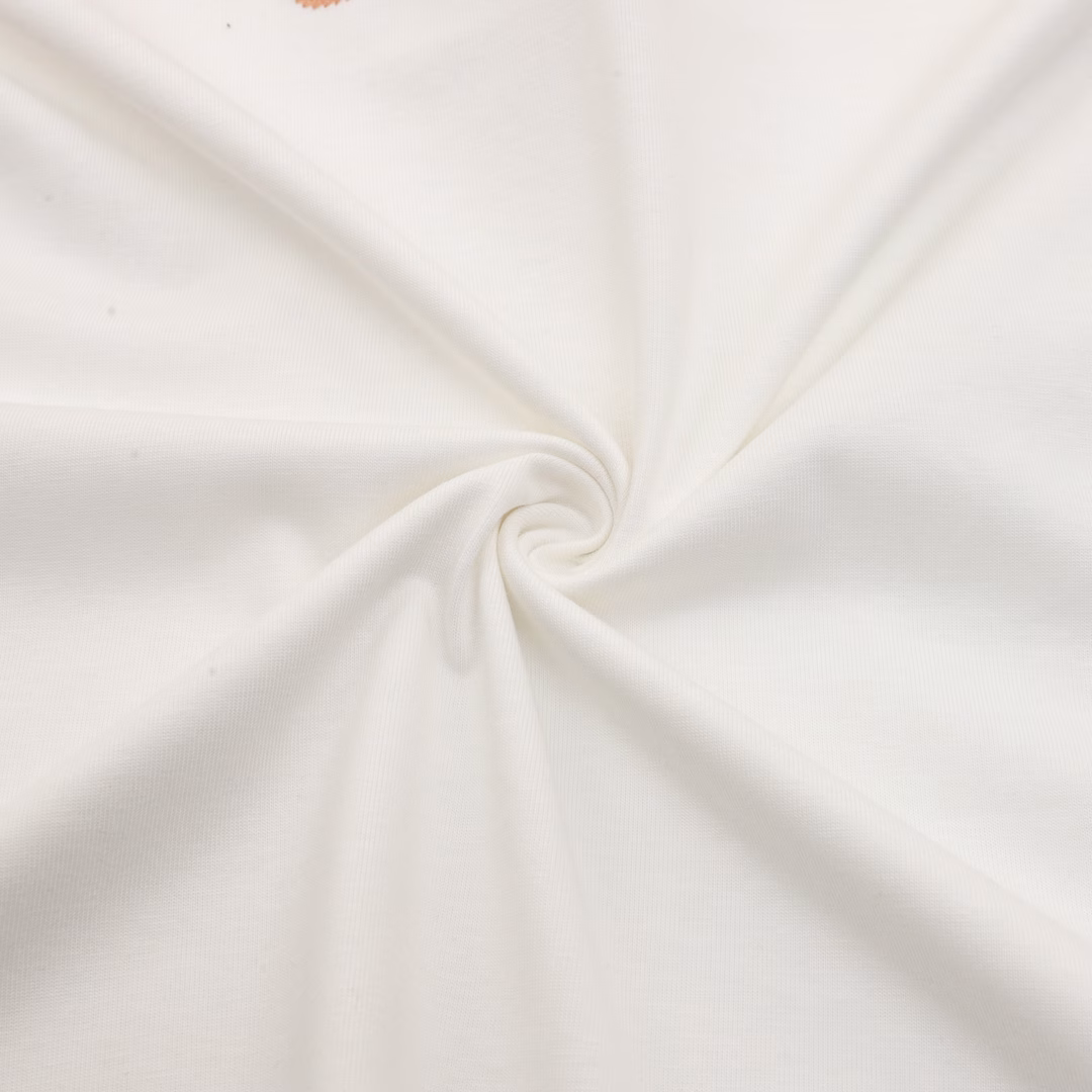 Louis Vuitton Signature Embroidered Short Sleeves, customized 32s double-strand long-staple cotton, weight 230g, with 32s 1×1 thread. The printing is specially adjusted according to the original color of the same color glue material, and the penetration technology that reveals the fabric texture is integrated. The use of glossy mercerized embroidery thread adds light and dark tones to the raised pattern, and three-dimensional core cotton is added in the production to increase the three-dimensional sense. The stitching of the rubber shoulder sleeves is reversed, and the brand knitted logo is embellished in reverse on the back. The high elastic thread at the neckline is not easy to deform. It is a very easy-to-match short-sleeve, perfect for wearing inside or outside.