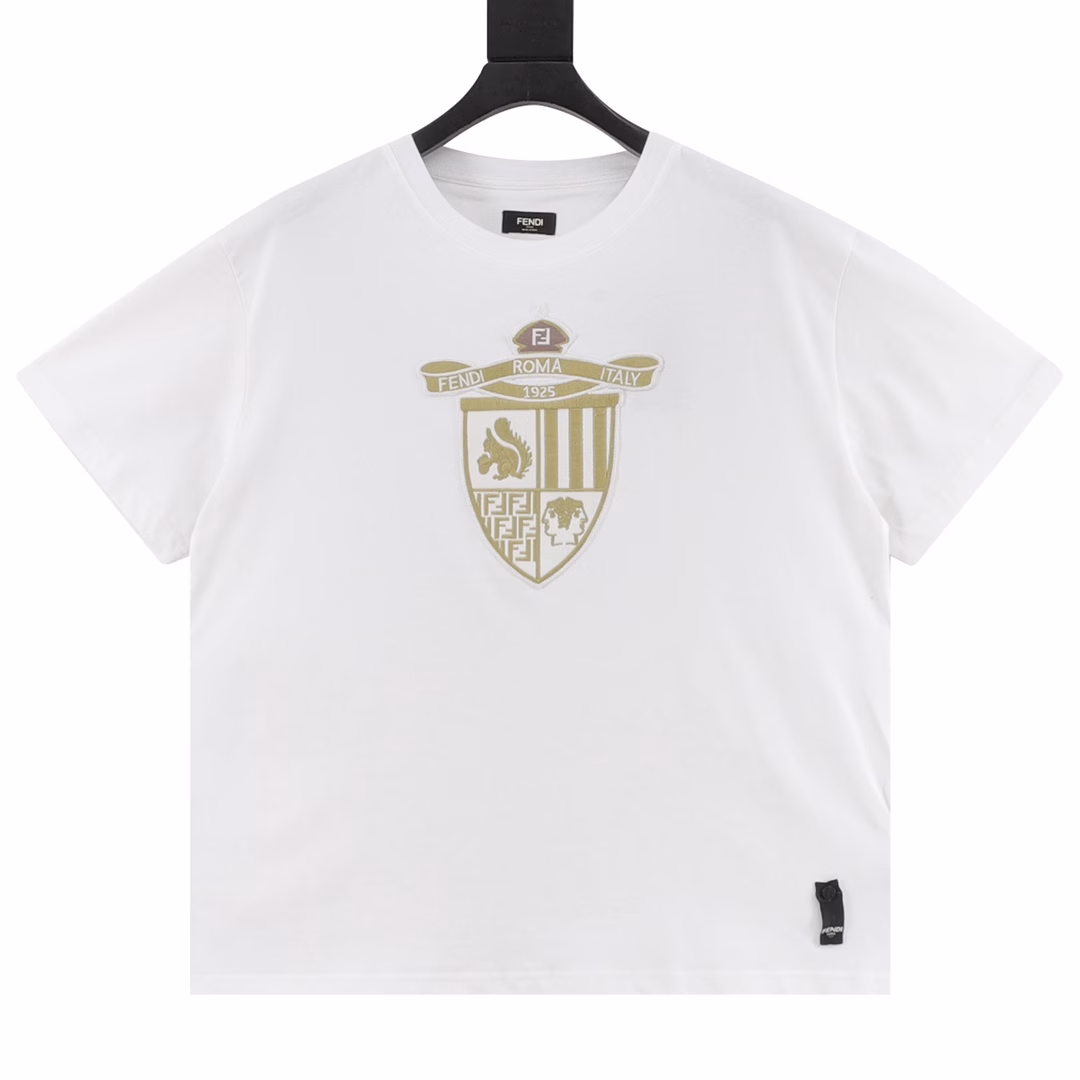 Fendi shield logo embroidered short sleevesOriginal purchase and development, the fabric is 50-count plain double-strand, and the thread is matched with 1*1 Sorona. The fabric is washed and hot-ironed to fix the clothing pattern, and the fabric is smooth and fixed. The embroidery uses an imported embroidery machine to restore the original 3D effect 1:1. The number of embroidery needles is 3800, and the overall success is very three-dimensional. Short-sleeved round neck T-shirt The chest is embroidered with a badge, which is the UB badge designed by Siia Venturini for the brand's centenary celebration. The exclusive logo symbolizing family tradition redefines the concept of elegance and sports.