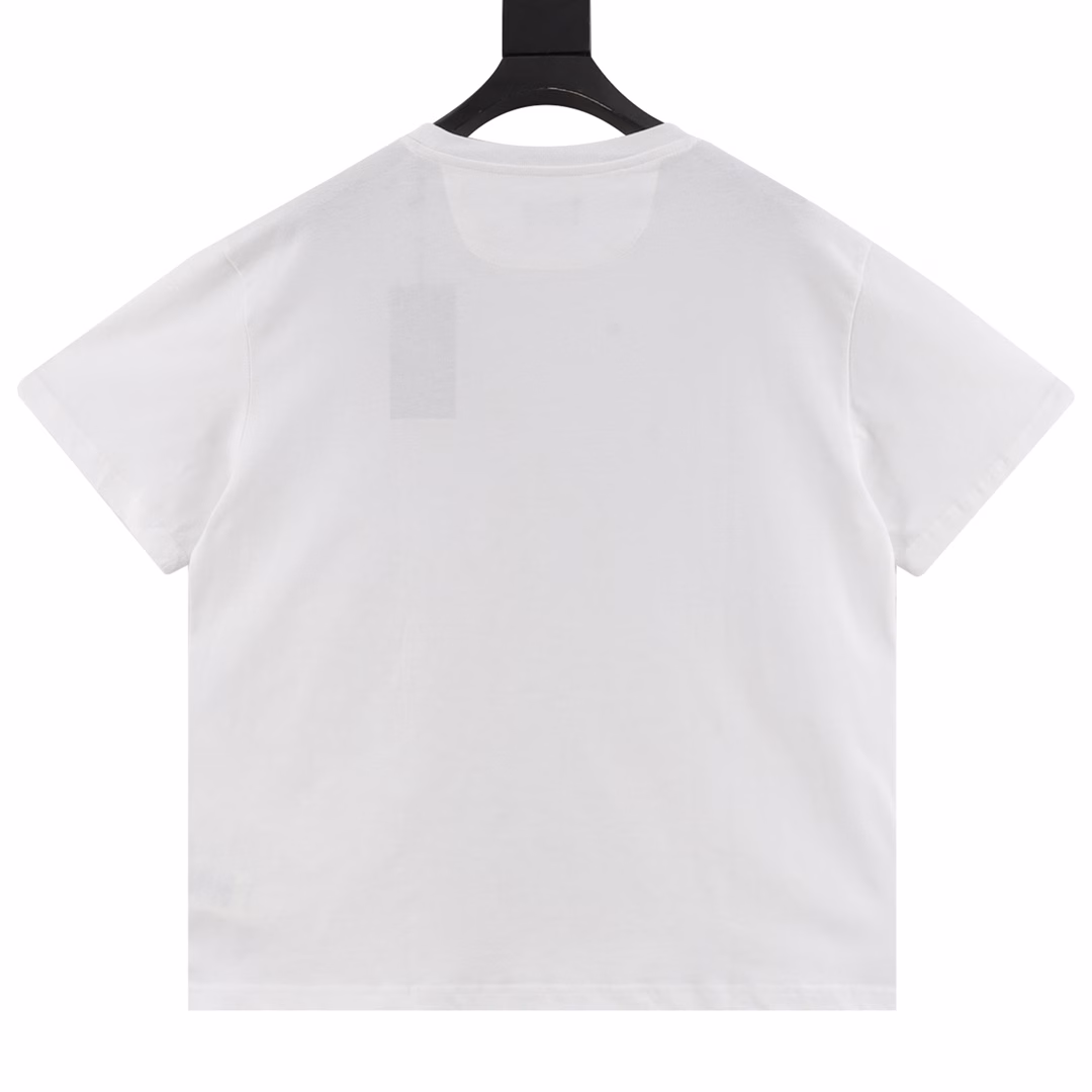 Fendi shield logo embroidered short sleevesOriginal purchase and development, the fabric is 50-count plain double-strand, and the thread is matched with 1*1 Sorona. The fabric is washed and hot-ironed to fix the clothing pattern, and the fabric is smooth and fixed. The embroidery uses an imported embroidery machine to restore the original 3D effect 1:1. The number of embroidery needles is 3800, and the overall success is very three-dimensional. Short-sleeved round neck T-shirt The chest is embroidered with a badge, which is the UB badge designed by Siia Venturini for the brand's centenary celebration. The exclusive logo symbolizing family tradition redefines the concept of elegance and sports.