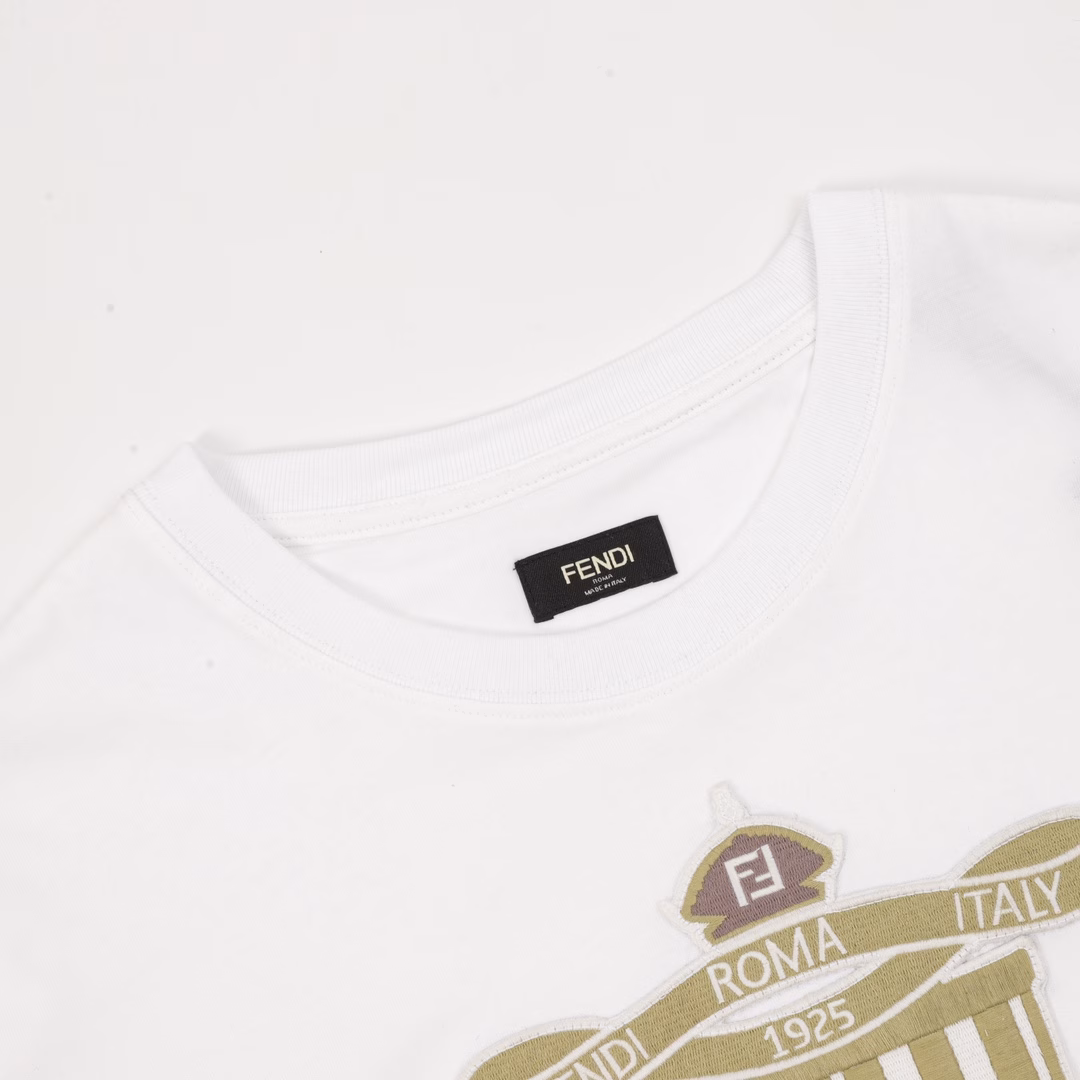 Fendi shield logo embroidered short sleevesOriginal purchase and development, the fabric is 50-count plain double-strand, and the thread is matched with 1*1 Sorona. The fabric is washed and hot-ironed to fix the clothing pattern, and the fabric is smooth and fixed. The embroidery uses an imported embroidery machine to restore the original 3D effect 1:1. The number of embroidery needles is 3800, and the overall success is very three-dimensional. Short-sleeved round neck T-shirt The chest is embroidered with a badge, which is the UB badge designed by Siia Venturini for the brand's centenary celebration. The exclusive logo symbolizing family tradition redefines the concept of elegance and sports.