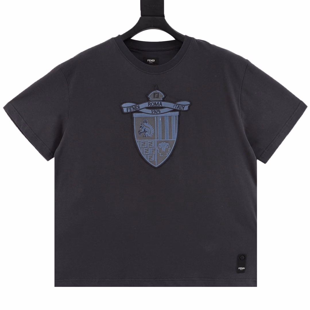 Fendi shield logo embroidered short sleevesOriginal purchase and development, the fabric is 50-count plain double-strand, and the thread is matched with 1*1 Sorona. The fabric is washed and hot-ironed to fix the clothing pattern, and the fabric is smooth and fixed. The embroidery uses an imported embroidery machine to restore the original 3D effect 1:1. The number of embroidery needles is 3800, and the overall success is very three-dimensional. Short-sleeved round neck T-shirt The chest is embroidered with a badge, which is the UB badge designed by Siia Venturini for the brand's centenary celebration. The exclusive logo symbolizing family tradition redefines the concept of elegance and sports.