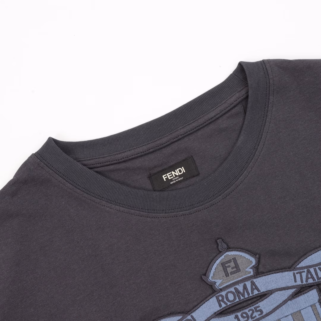 Fendi shield logo embroidered short sleevesOriginal purchase and development, the fabric is 50-count plain double-strand, and the thread is matched with 1*1 Sorona. The fabric is washed and hot-ironed to fix the clothing pattern, and the fabric is smooth and fixed. The embroidery uses an imported embroidery machine to restore the original 3D effect 1:1. The number of embroidery needles is 3800, and the overall success is very three-dimensional. Short-sleeved round neck T-shirt The chest is embroidered with a badge, which is the UB badge designed by Siia Venturini for the brand's centenary celebration. The exclusive logo symbolizing family tradition redefines the concept of elegance and sports.