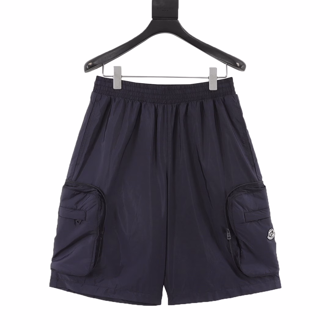 Moncco MC three-party joint storage nylon shortsMade of 100% customized nylon nylon fabric, the tear-resistant surface is created through high-density warp and weft weaving technology. The single-layer weight is precisely controlled at about 150g/㎡, making it light, easy to wear and smooth to the touch. Nylon itself has good elasticity and is not easy to wrinkle, maintaining long-term flatness. In daily life, it has a certain resistance to acids, alkalis, oils, etc., and is easy to clean and care for. The lining is also made of nylon, and a fine mesh design is adopted because good breathability is required. It is smooth and skin-friendly when worn close to the body, and it is not easy to pilling and breakage due to long-term friction, which prolongs the service life. The side work pocket of the emblem has a built-in seamless folding structure. When unfolded, it is a three-dimensional storage space. When folded, it is closed by a hidden zipper to form a compact storage bag. The main logo patch is molded with liquid silicone, with a thickness of 2.2mm. The edge simulates the chrome-plated effect of the car logo. The patch stitching is alternately woven with polyester thread, with 12 stitches per inch to ensure that it will not fall off after long-term washing. Customized Accessories