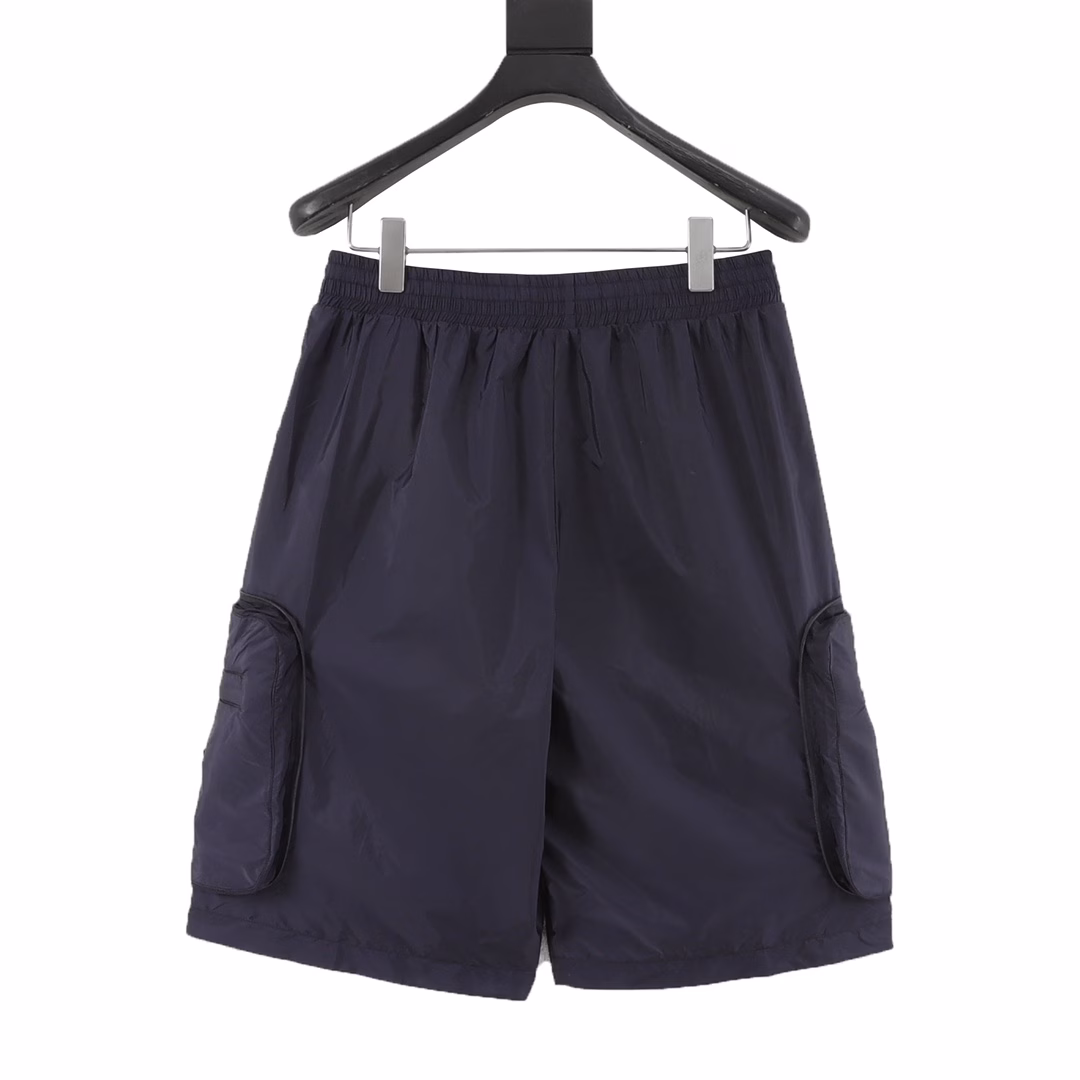Moncco MC three-party joint storage nylon shortsMade of 100% customized nylon nylon fabric, the tear-resistant surface is created through high-density warp and weft weaving technology. The single-layer weight is precisely controlled at about 150g/㎡, making it light, easy to wear and smooth to the touch. Nylon itself has good elasticity and is not easy to wrinkle, maintaining long-term flatness. In daily life, it has a certain resistance to acids, alkalis, oils, etc., and is easy to clean and care for. The lining is also made of nylon, and a fine mesh design is adopted because good breathability is required. It is smooth and skin-friendly when worn close to the body, and it is not easy to pilling and breakage due to long-term friction, which prolongs the service life. The side work pocket of the emblem has a built-in seamless folding structure. When unfolded, it is a three-dimensional storage space. When folded, it is closed by a hidden zipper to form a compact storage bag. The main logo patch is molded with liquid silicone, with a thickness of 2.2mm. The edge simulates the chrome-plated effect of the car logo. The patch stitching is alternately woven with polyester thread, with 12 stitches per inch to ensure that it will not fall off after long-term washing. Customized Accessories