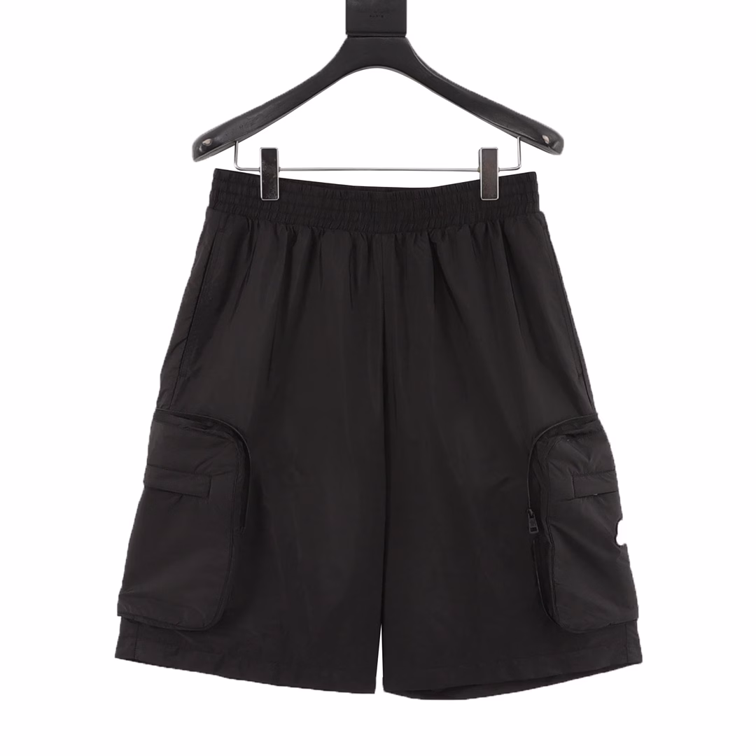 Moncco MC three-party joint storage nylon shortsMade of 100% customized nylon nylon fabric, the tear-resistant surface is created through high-density warp and weft weaving technology. The single-layer weight is precisely controlled at about 150g/㎡, making it light, easy to wear and smooth to the touch. Nylon itself has good elasticity and is not easy to wrinkle, maintaining long-term flatness. In daily life, it has a certain resistance to acids, alkalis, oils, etc., and is easy to clean and care for. The lining is also made of nylon, and a fine mesh design is adopted because good breathability is required. It is smooth and skin-friendly when worn close to the body, and it is not easy to pilling and breakage due to long-term friction, which prolongs the service life. The side work pocket of the emblem has a built-in seamless folding structure. When unfolded, it is a three-dimensional storage space. When folded, it is closed by a hidden zipper to form a compact storage bag. The main logo patch is molded with liquid silicone, with a thickness of 2.2mm. The edge simulates the chrome-plated effect of the car logo. The patch stitching is alternately woven with polyester thread, with 12 stitches per inch to ensure that it will not fall off after long-term washing. Customized Accessories