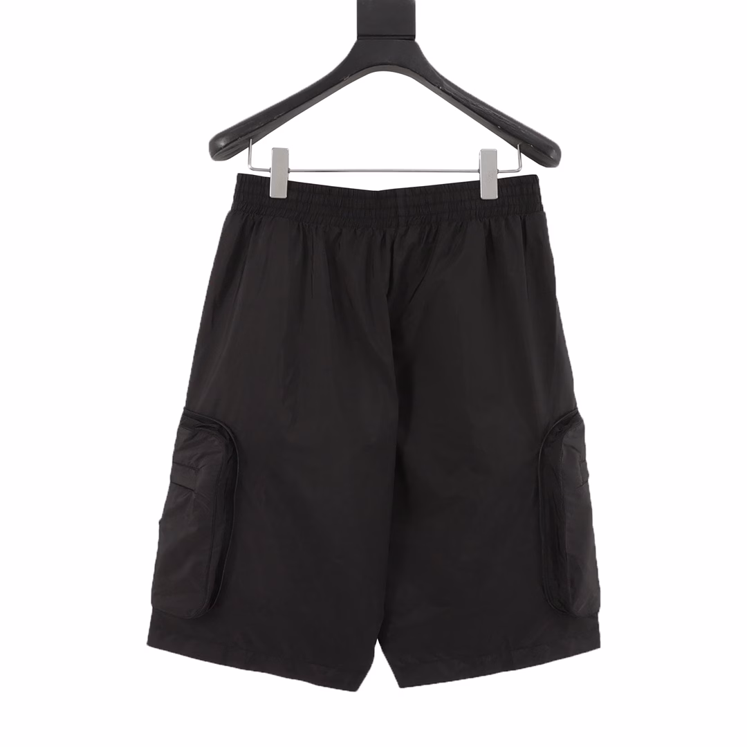 Moncco MC three-party joint storage nylon shortsMade of 100% customized nylon nylon fabric, the tear-resistant surface is created through high-density warp and weft weaving technology. The single-layer weight is precisely controlled at about 150g/㎡, making it light, easy to wear and smooth to the touch. Nylon itself has good elasticity and is not easy to wrinkle, maintaining long-term flatness. In daily life, it has a certain resistance to acids, alkalis, oils, etc., and is easy to clean and care for. The lining is also made of nylon, and a fine mesh design is adopted because good breathability is required. It is smooth and skin-friendly when worn close to the body, and it is not easy to pilling and breakage due to long-term friction, which prolongs the service life. The side work pocket of the emblem has a built-in seamless folding structure. When unfolded, it is a three-dimensional storage space. When folded, it is closed by a hidden zipper to form a compact storage bag. The main logo patch is molded with liquid silicone, with a thickness of 2.2mm. The edge simulates the chrome-plated effect of the car logo. The patch stitching is alternately woven with polyester thread, with 12 stitches per inch to ensure that it will not fall off after long-term washing. Customized Accessories