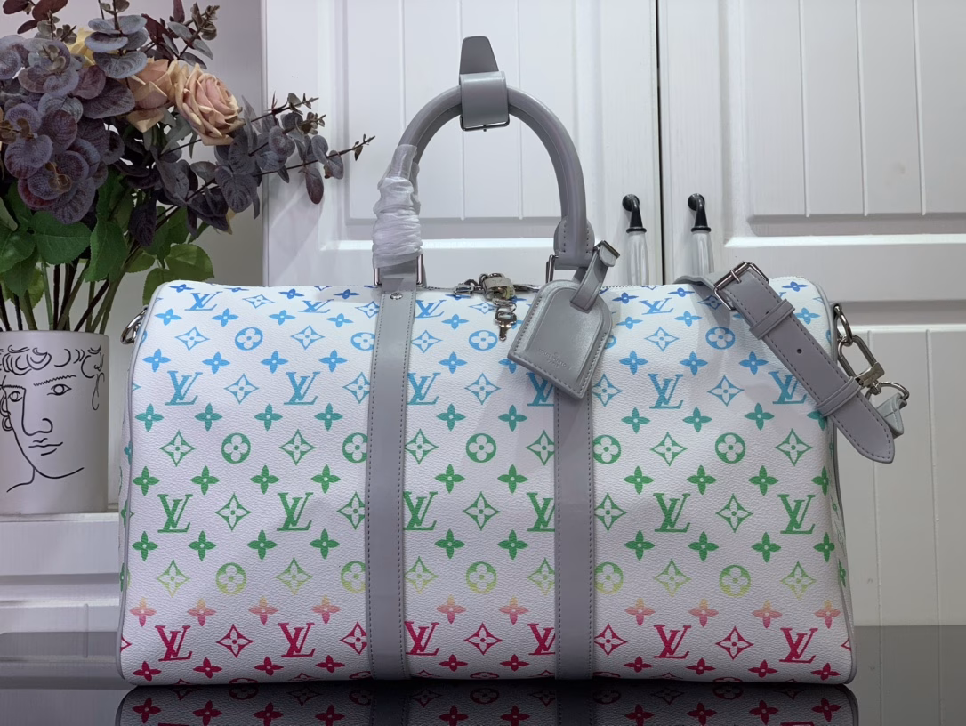 The travel bag is made of Monogram Eclipse Reverse canvas, with matte metal parts and bright leather trims to highlight the structure. The carry-on design has a sophisticated lining and a zippered inner pocket for valuables.