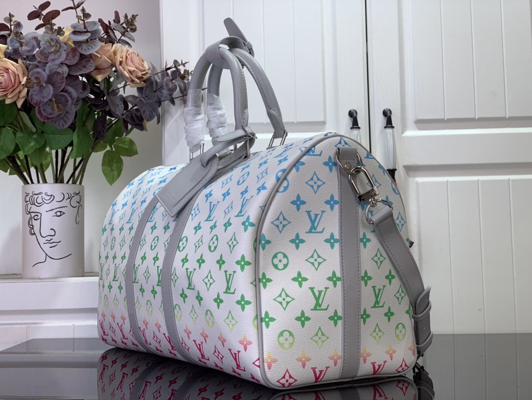 The travel bag is made of Monogram Eclipse Reverse canvas, with matte metal parts and bright leather trims to highlight the structure. The carry-on design has a sophisticated lining and a zippered inner pocket for valuables.