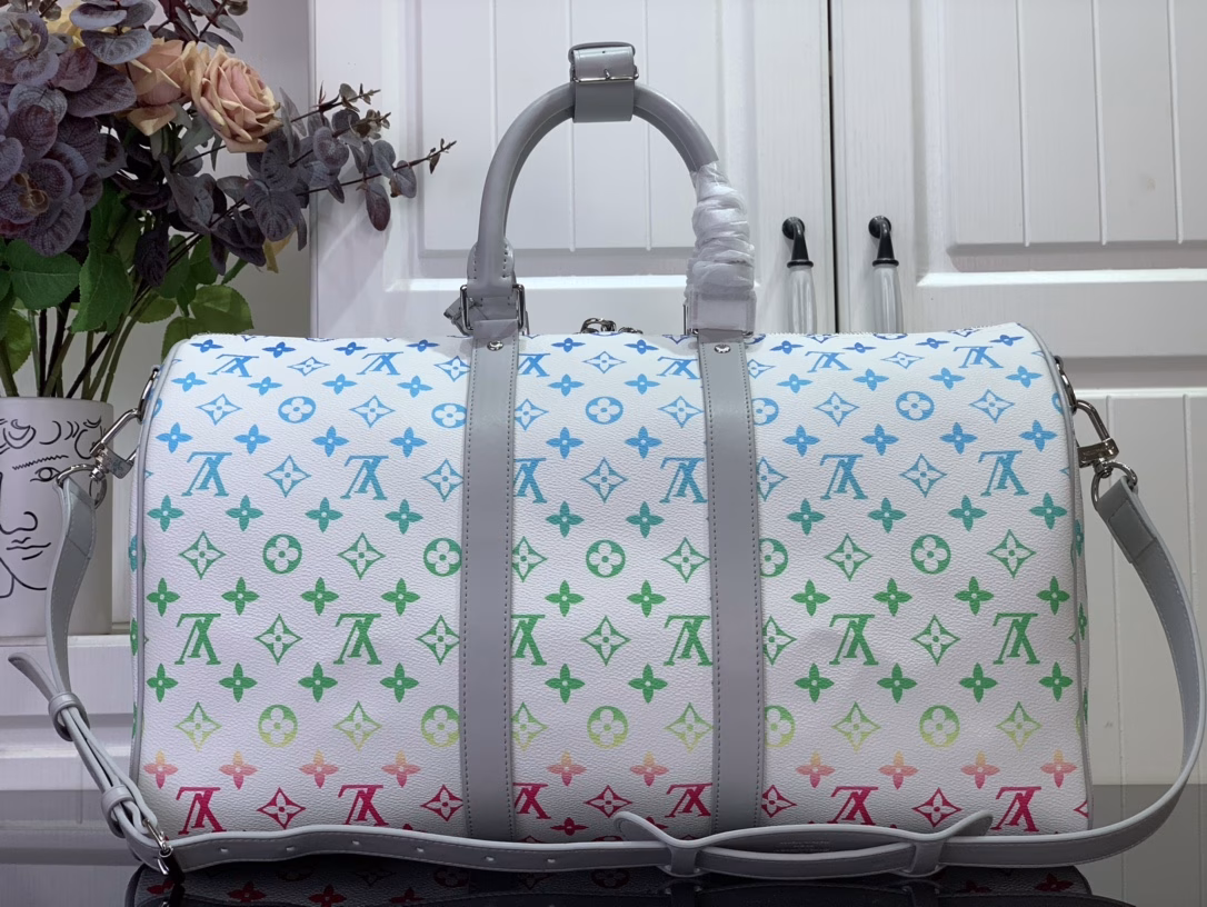 The travel bag is made of Monogram Eclipse Reverse canvas, with matte metal parts and bright leather trims to highlight the structure. The carry-on design has a sophisticated lining and a zippered inner pocket for valuables.