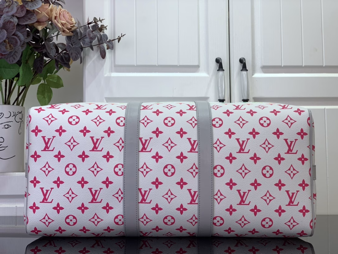 The travel bag is made of Monogram Eclipse Reverse canvas, with matte metal parts and bright leather trims to highlight the structure. The carry-on design has a sophisticated lining and a zippered inner pocket for valuables.