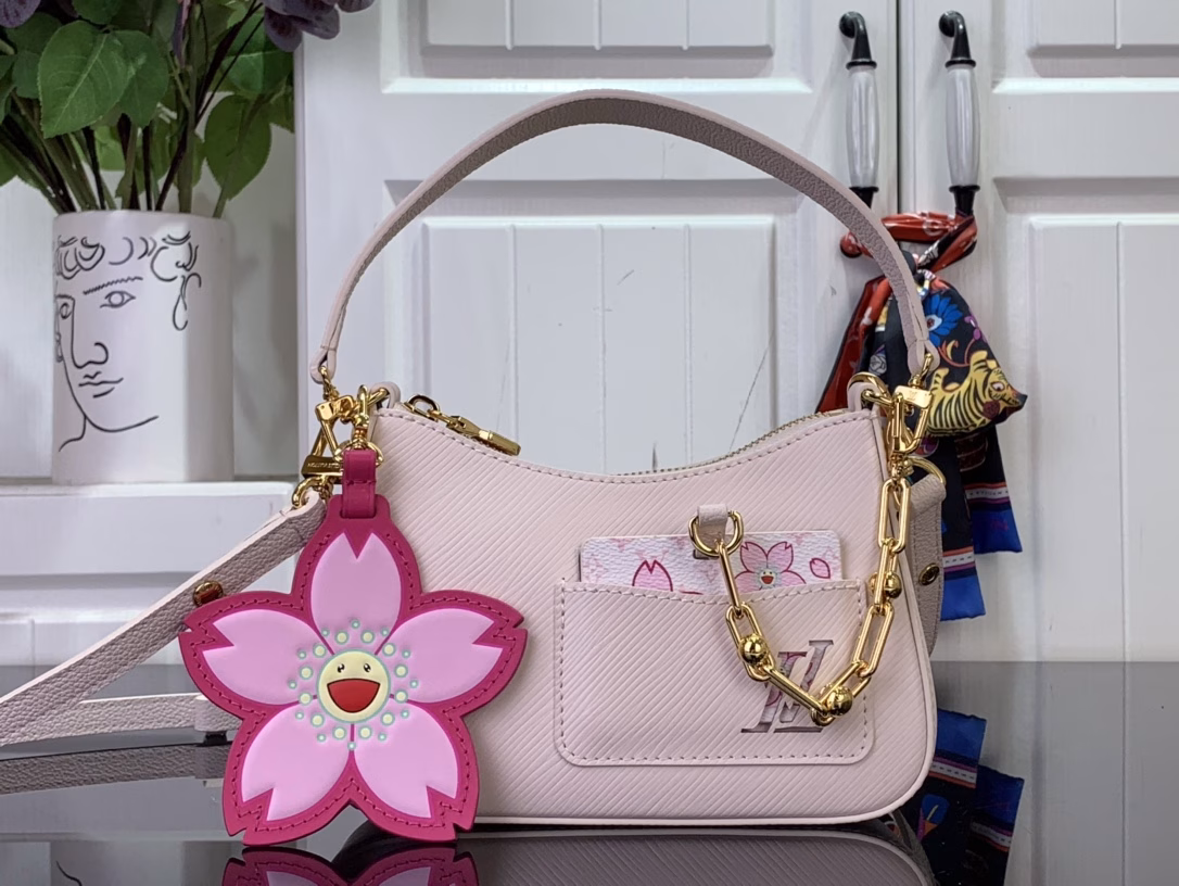 Cherry Blossom Water Ripple Underarm Bag New LV x TM MARELLINI Handbag of the Season This Marellini handbag is made of Epi grain leather with dazzling metal parts, showing the vitality of the Louis Vuitton x Takashi Murakami replica series. The detachable mirror depicts the Cherry Blossom pattern on the Monogram canvas, which reflects the personality of the Cherry Blossom bag decoration.