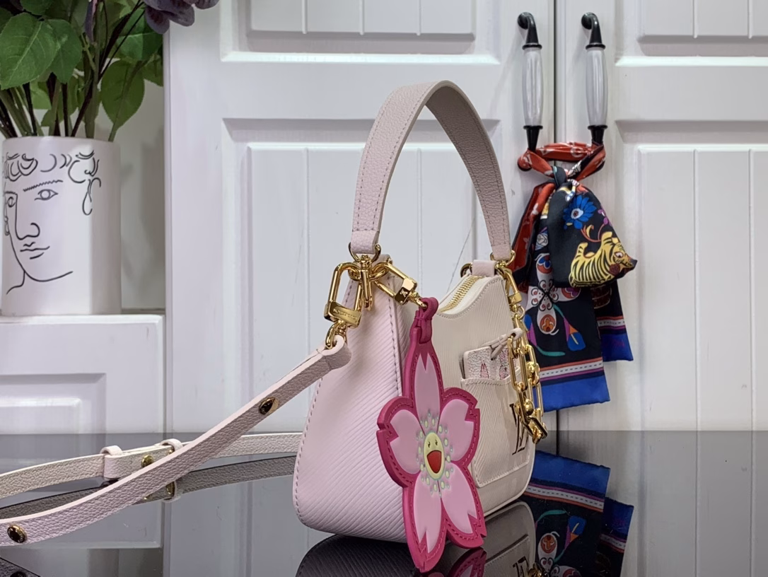 Cherry Blossom Water Ripple Underarm Bag New LV x TM MARELLINI Handbag of the Season This Marellini handbag is made of Epi grain leather with dazzling metal parts, showing the vitality of the Louis Vuitton x Takashi Murakami replica series. The detachable mirror depicts the Cherry Blossom pattern on the Monogram canvas, which reflects the personality of the Cherry Blossom bag decoration.