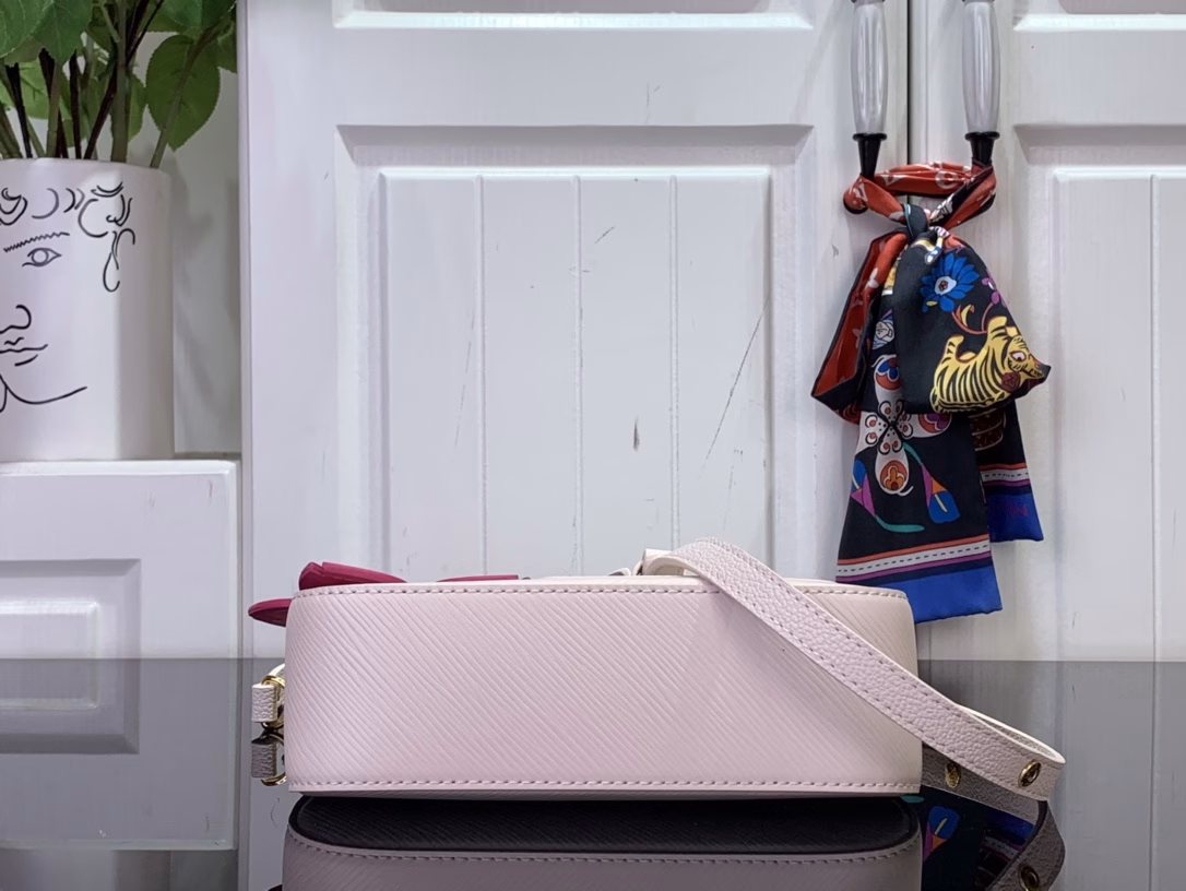 Cherry Blossom Water Ripple Underarm Bag New LV x TM MARELLINI Handbag of the Season This Marellini handbag is made of Epi grain leather with dazzling metal parts, showing the vitality of the Louis Vuitton x Takashi Murakami replica series. The detachable mirror depicts the Cherry Blossom pattern on the Monogram canvas, which reflects the personality of the Cherry Blossom bag decoration.