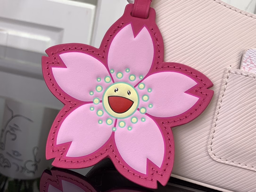 Cherry Blossom Water Ripple Underarm Bag New LV x TM MARELLINI Handbag of the Season This Marellini handbag is made of Epi grain leather with dazzling metal parts, showing the vitality of the Louis Vuitton x Takashi Murakami replica series. The detachable mirror depicts the Cherry Blossom pattern on the Monogram canvas, which reflects the personality of the Cherry Blossom bag decoration.