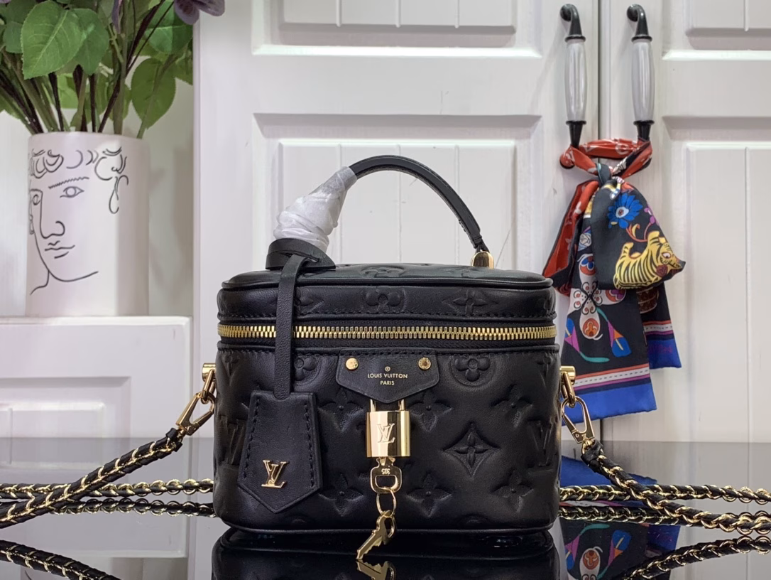 The Vanity Small is crafted from fluffy lambskin leather, a soft and lightweight design that reflects Nicolas Ghesquière's new interpretation of the urban bag. The striking LV padlock and leather key holder mark the brand's identity, and the detachable braided leather chain allows for easy hand, shoulder or crossbody carry.