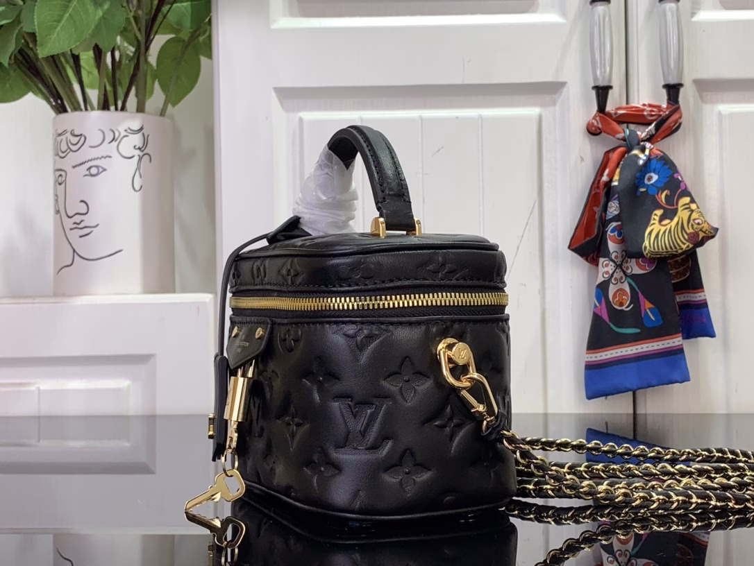 The Vanity Small is crafted from fluffy lambskin leather, a soft and lightweight design that reflects Nicolas Ghesquière's new interpretation of the urban bag. The striking LV padlock and leather key holder mark the brand's identity, and the detachable braided leather chain allows for easy hand, shoulder or crossbody carry.