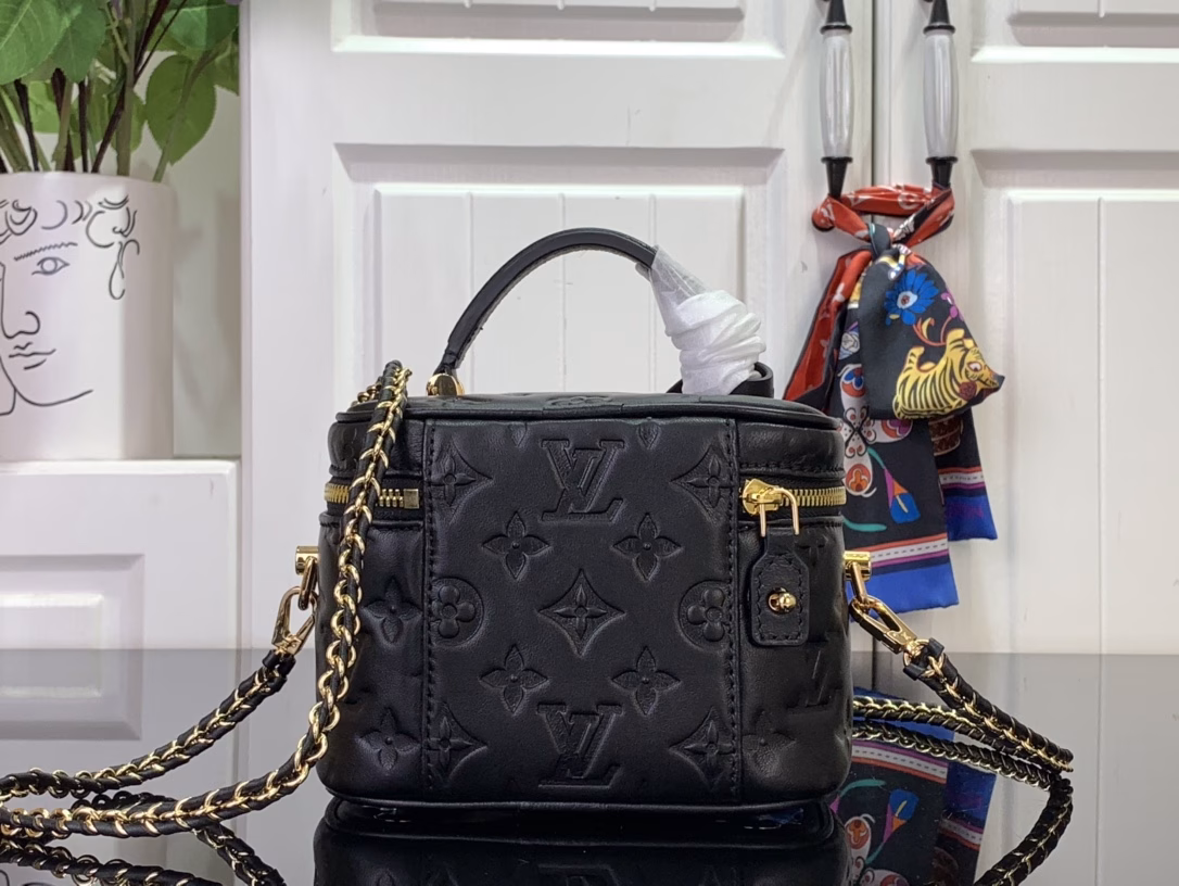 The Vanity Small is crafted from fluffy lambskin leather, a soft and lightweight design that reflects Nicolas Ghesquière's new interpretation of the urban bag. The striking LV padlock and leather key holder mark the brand's identity, and the detachable braided leather chain allows for easy hand, shoulder or crossbody carry.