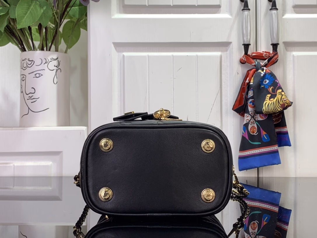 The Vanity Small is crafted from fluffy lambskin leather, a soft and lightweight design that reflects Nicolas Ghesquière's new interpretation of the urban bag. The striking LV padlock and leather key holder mark the brand's identity, and the detachable braided leather chain allows for easy hand, shoulder or crossbody carry.