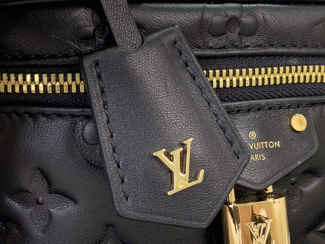 The Vanity Small is crafted from fluffy lambskin leather, a soft and lightweight design that reflects Nicolas Ghesquière's new interpretation of the urban bag. The striking LV padlock and leather key holder mark the brand's identity, and the detachable braided leather chain allows for easy hand, shoulder or crossbody carry.