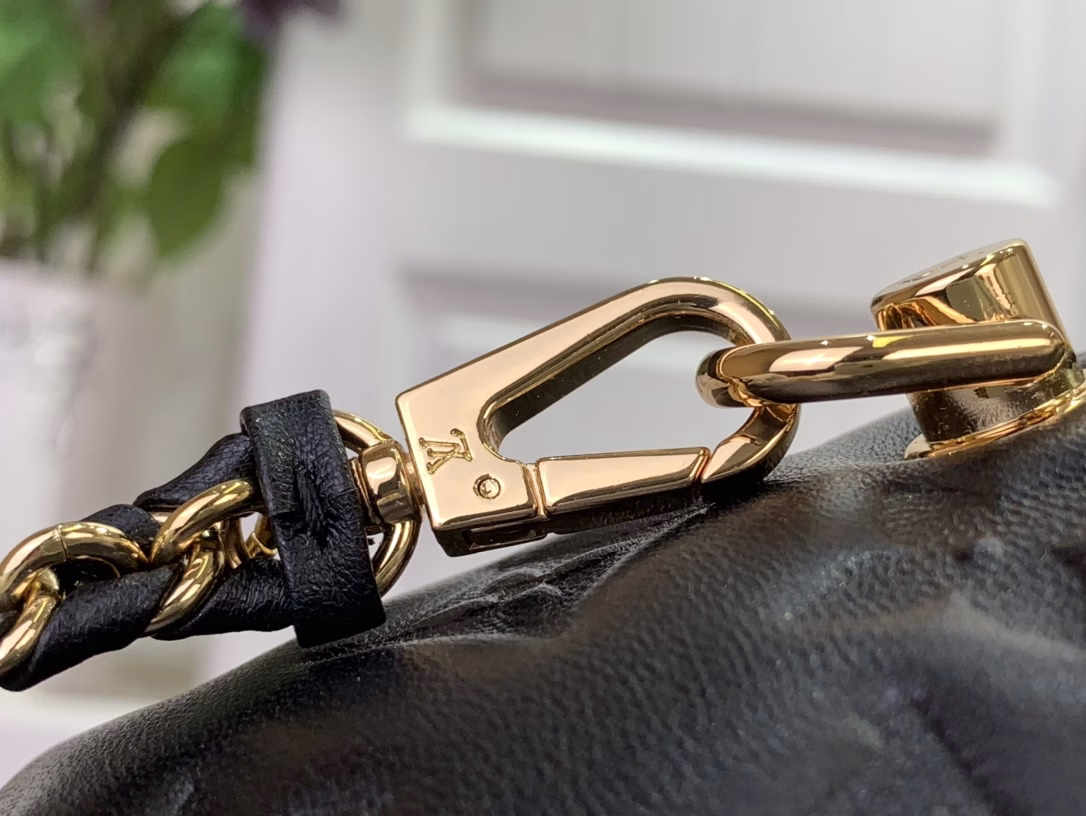 The Vanity Small is crafted from fluffy lambskin leather, a soft and lightweight design that reflects Nicolas Ghesquière's new interpretation of the urban bag. The striking LV padlock and leather key holder mark the brand's identity, and the detachable braided leather chain allows for easy hand, shoulder or crossbody carry.