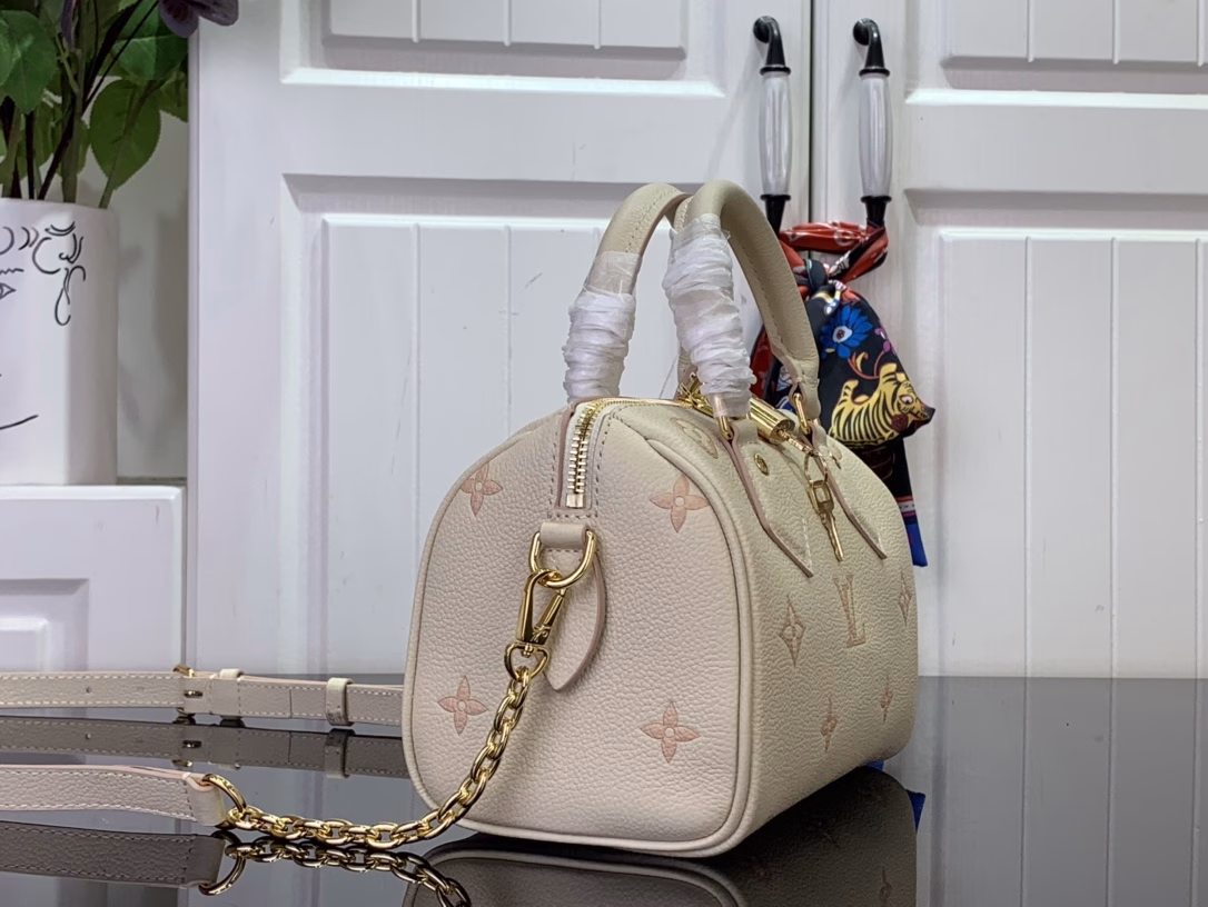 The brand's classic Monogram Empreinte leather is renovated, with the same color outline of the pattern, and then enriched with striped lining, dazzling padlock and detachable chain. The compact configuration can accommodate daily needs and is suitable for hand-held or cross-body.