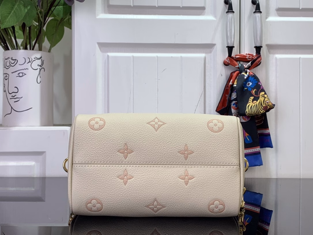 The brand's classic Monogram Empreinte leather is renovated, with the same color outline of the pattern, and then enriched with striped lining, dazzling padlock and detachable chain. The compact configuration can accommodate daily needs and is suitable for hand-held or cross-body.