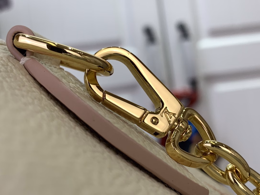 The brand's classic Monogram Empreinte leather is renovated, with the same color outline of the pattern, and then enriched with striped lining, dazzling padlock and detachable chain. The compact configuration can accommodate daily needs and is suitable for hand-held or cross-body.