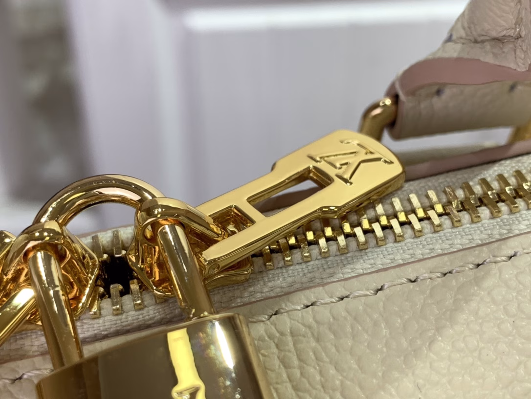 The brand's classic Monogram Empreinte leather is renovated, with the same color outline of the pattern, and then enriched with striped lining, dazzling padlock and detachable chain. The compact configuration can accommodate daily needs and is suitable for hand-held or cross-body.
