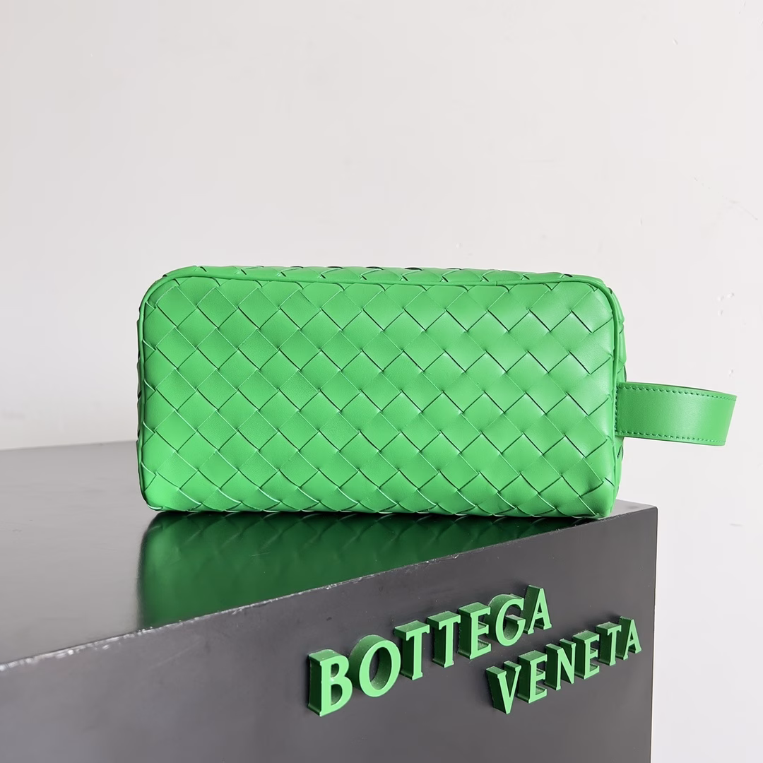 BOTTEGA VENETA 2024 new INTRECCIATO classic toiletry bag, the choice of people with taste. Low-key and luxurious quality is the interpretation of its brand. BV is the first choice for those who like low-key