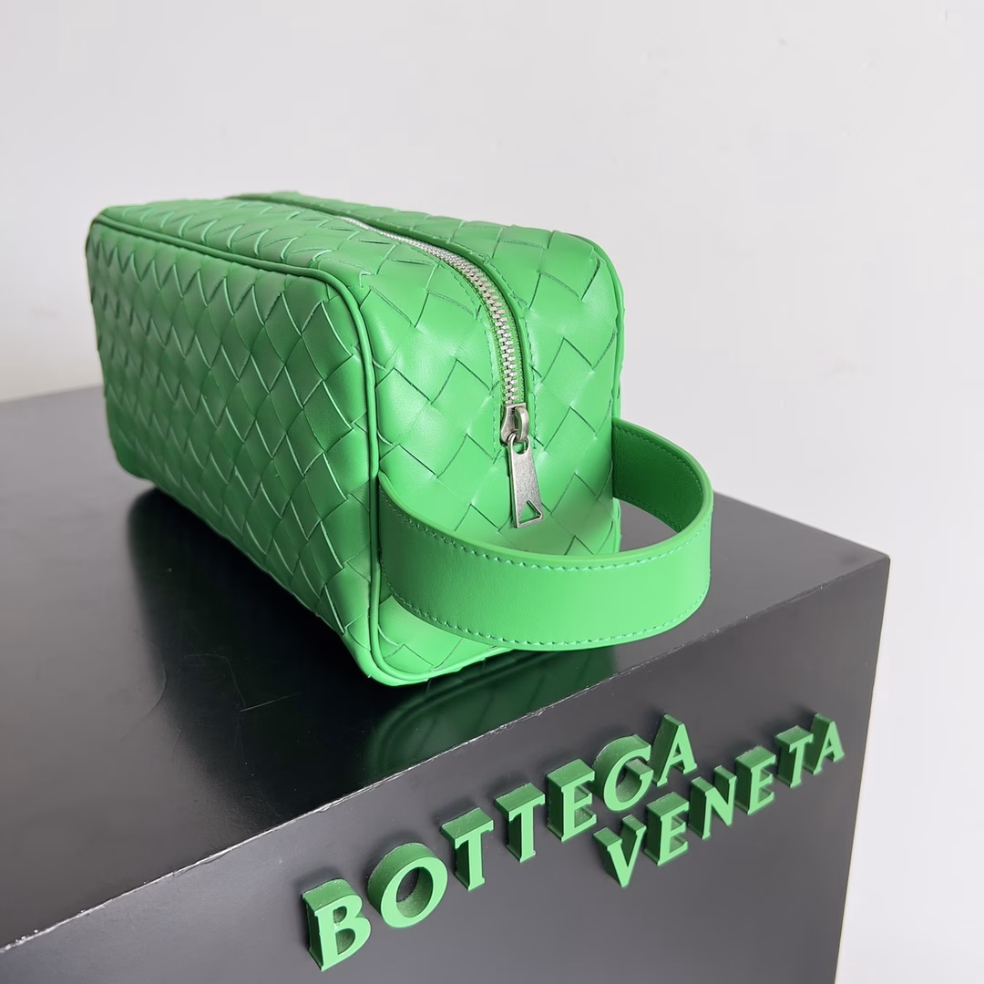 BOTTEGA VENETA 2024 new INTRECCIATO classic toiletry bag, the choice of people with taste. Low-key and luxurious quality is the interpretation of its brand. BV is the first choice for those who like low-key