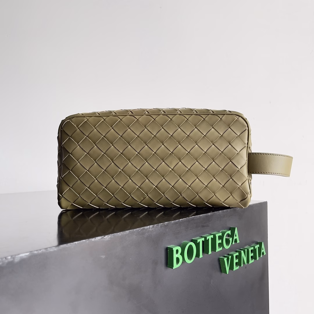 BOTTEGA VENETA 2024 new INTRECCIATO classic toiletry bag, the choice of people with taste. Low-key and luxurious quality is the interpretation of its brand. BV is the first choice for those who like low-key