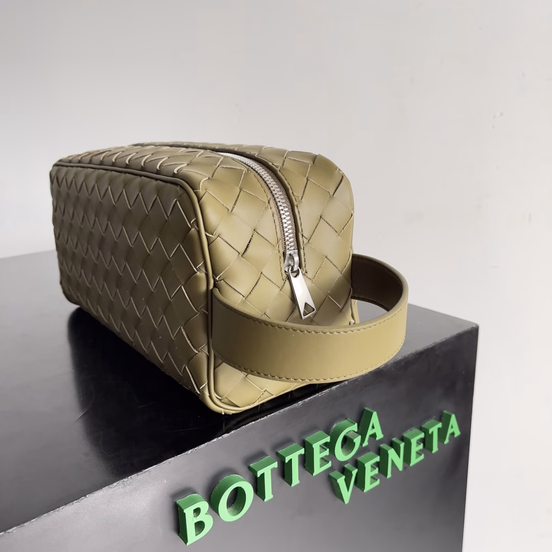 BOTTEGA VENETA 2024 new INTRECCIATO classic toiletry bag, the choice of people with taste. Low-key and luxurious quality is the interpretation of its brand. BV is the first choice for those who like low-key