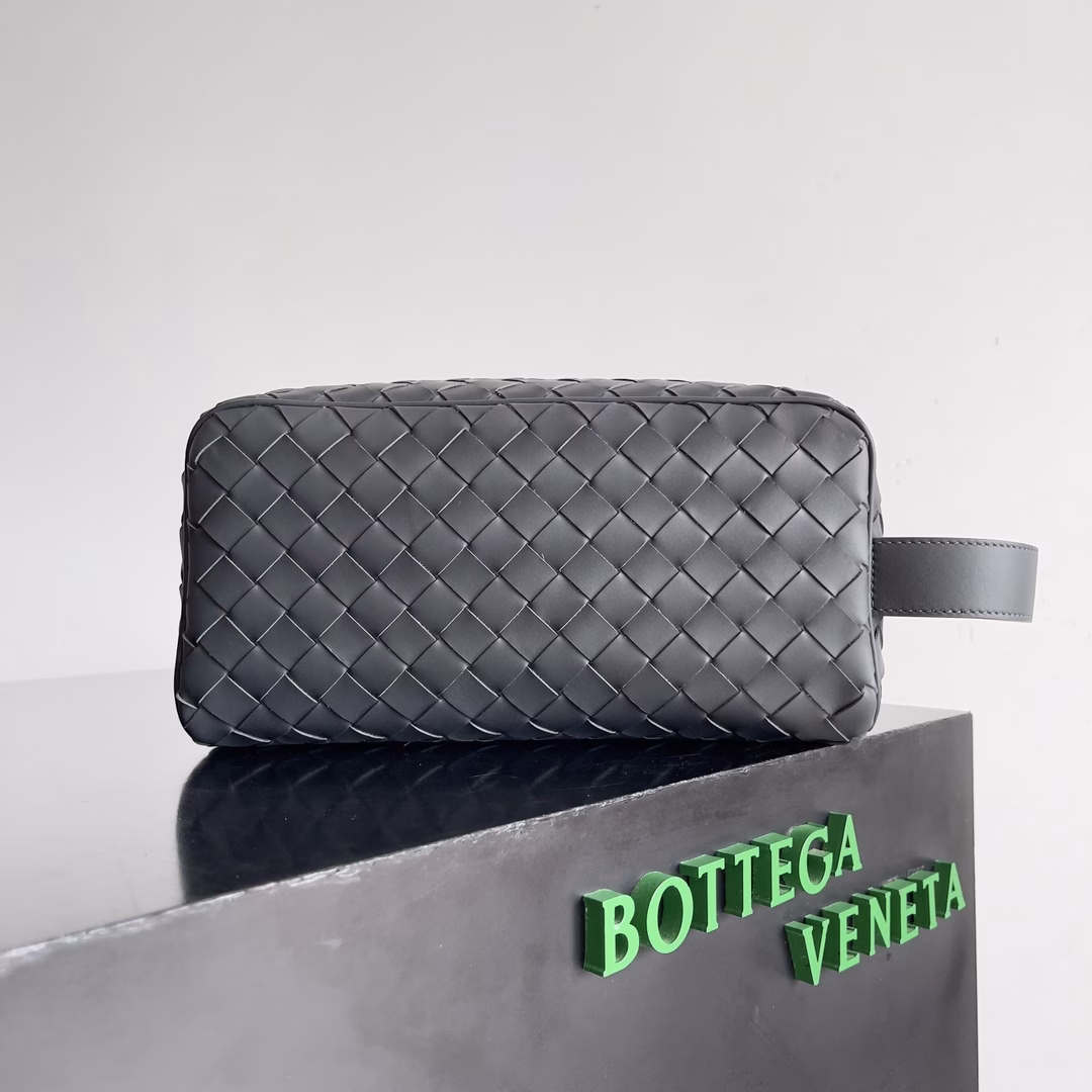 BOTTEGA VENETA 2024 new INTRECCIATO classic toiletry bag, the choice of people with taste. Low-key and luxurious quality is the interpretation of its brand. BV is the first choice for those who like low-key