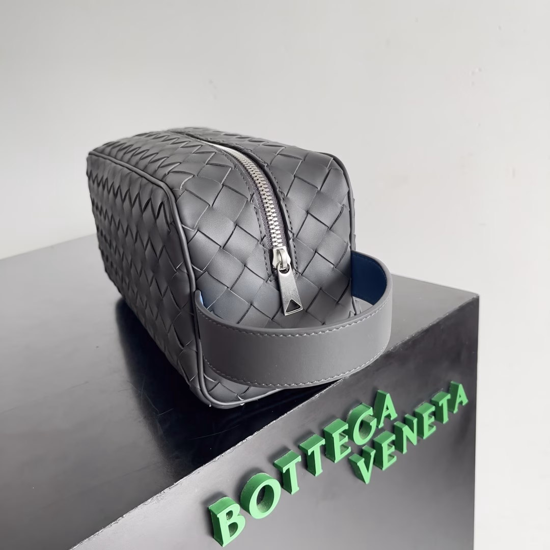 BOTTEGA VENETA 2024 new INTRECCIATO classic toiletry bag, the choice of people with taste. Low-key and luxurious quality is the interpretation of its brand. BV is the first choice for those who like low-key