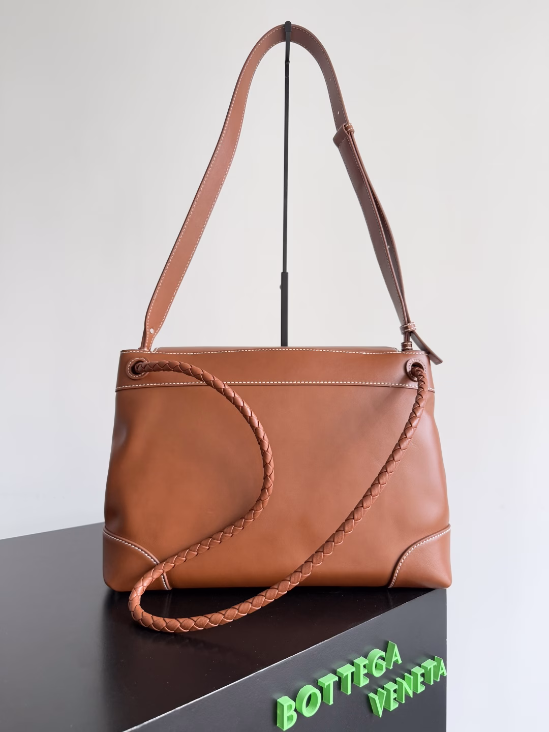 BOTTEGA VENETA's 2025 new men's ANDIAMO backpack. Bottega Veneta's main product is undoubtedly Andiamo. The first new favorite of the 2025 new product is a bag with an eight-shaped buckle that is unique to men. It can be seen that the designer has used many clever ideas. The detachable cross-body strap is very convenient for office elites to reduce the burden on their hands when carrying work diaries and office supplies. The inside is divided into two large compartments and a small compartment with a zipper. The difference from the women's model is that the compartments here are not detachable. The fixed large single layer also makes it convenient to travel light when going out for work and avoid the accumulation of too many small items.