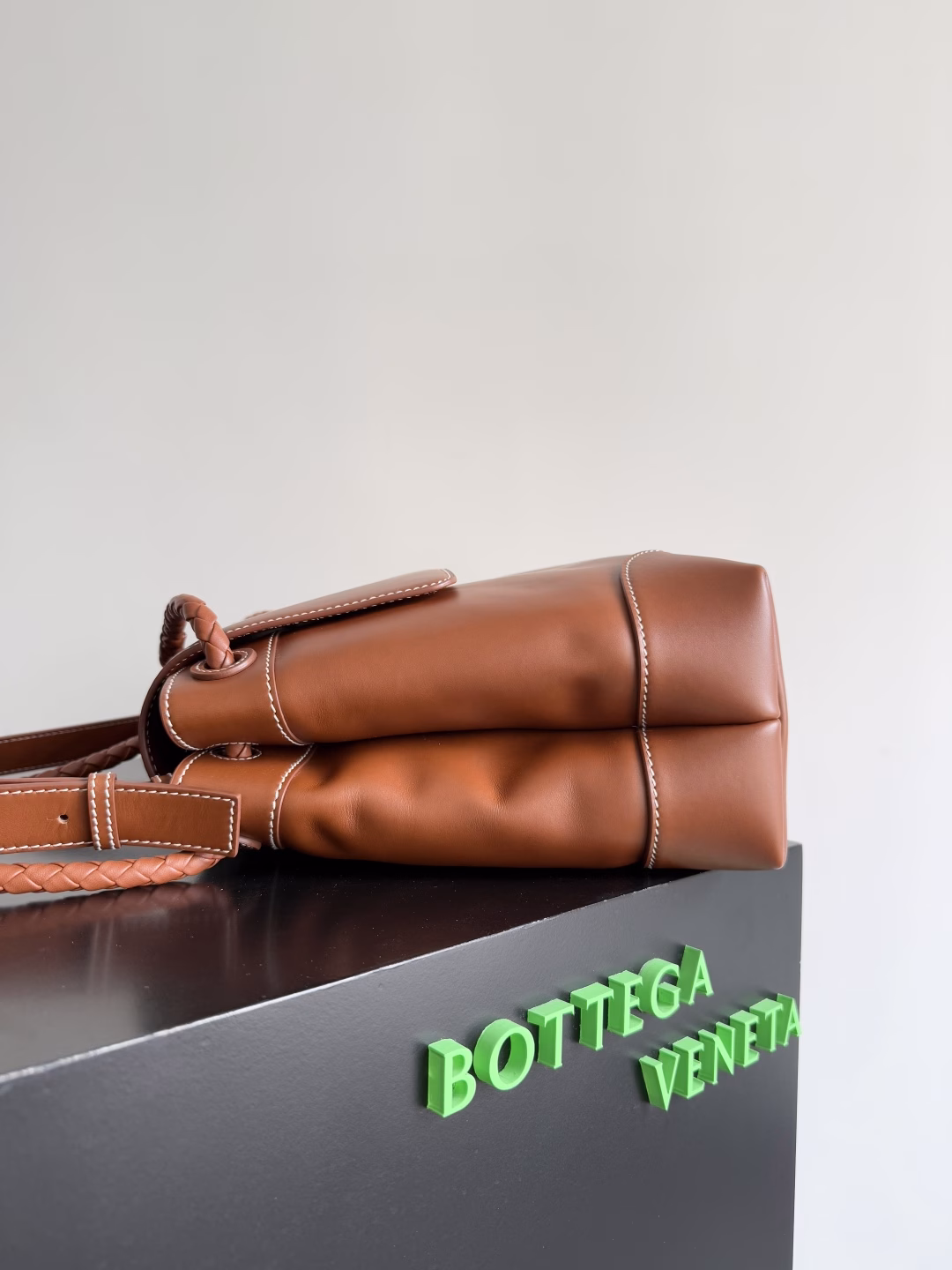 BOTTEGA VENETA's 2025 new men's ANDIAMO backpack. Bottega Veneta's main product is undoubtedly Andiamo. The first new favorite of the 2025 new product is a bag with an eight-shaped buckle that is unique to men. It can be seen that the designer has used many clever ideas. The detachable cross-body strap is very convenient for office elites to reduce the burden on their hands when carrying work diaries and office supplies. The inside is divided into two large compartments and a small compartment with a zipper. The difference from the women's model is that the compartments here are not detachable. The fixed large single layer also makes it convenient to travel light when going out for work and avoid the accumulation of too many small items.