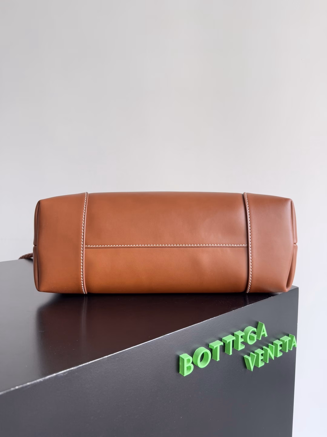 BOTTEGA VENETA's 2025 new men's ANDIAMO backpack. Bottega Veneta's main product is undoubtedly Andiamo. The first new favorite of the 2025 new product is a bag with an eight-shaped buckle that is unique to men. It can be seen that the designer has used many clever ideas. The detachable cross-body strap is very convenient for office elites to reduce the burden on their hands when carrying work diaries and office supplies. The inside is divided into two large compartments and a small compartment with a zipper. The difference from the women's model is that the compartments here are not detachable. The fixed large single layer also makes it convenient to travel light when going out for work and avoid the accumulation of too many small items.