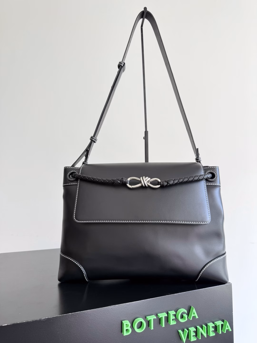 BOTTEGA VENETA's 2025 new men's ANDIAMO backpack. Bottega Veneta's main product is undoubtedly Andiamo. The first new favorite of the 2025 new product is a bag with an eight-shaped buckle that is unique to men. It can be seen that the designer has used many clever ideas. The detachable cross-body strap is very convenient for office elites to reduce the burden on their hands when carrying work diaries and office supplies. The inside is divided into two large compartments and a small compartment with a zipper. The difference from the women's model is that the compartments here are not detachable. The fixed large single layer also makes it convenient to travel light when going out for work and avoid the accumulation of too many small items.
