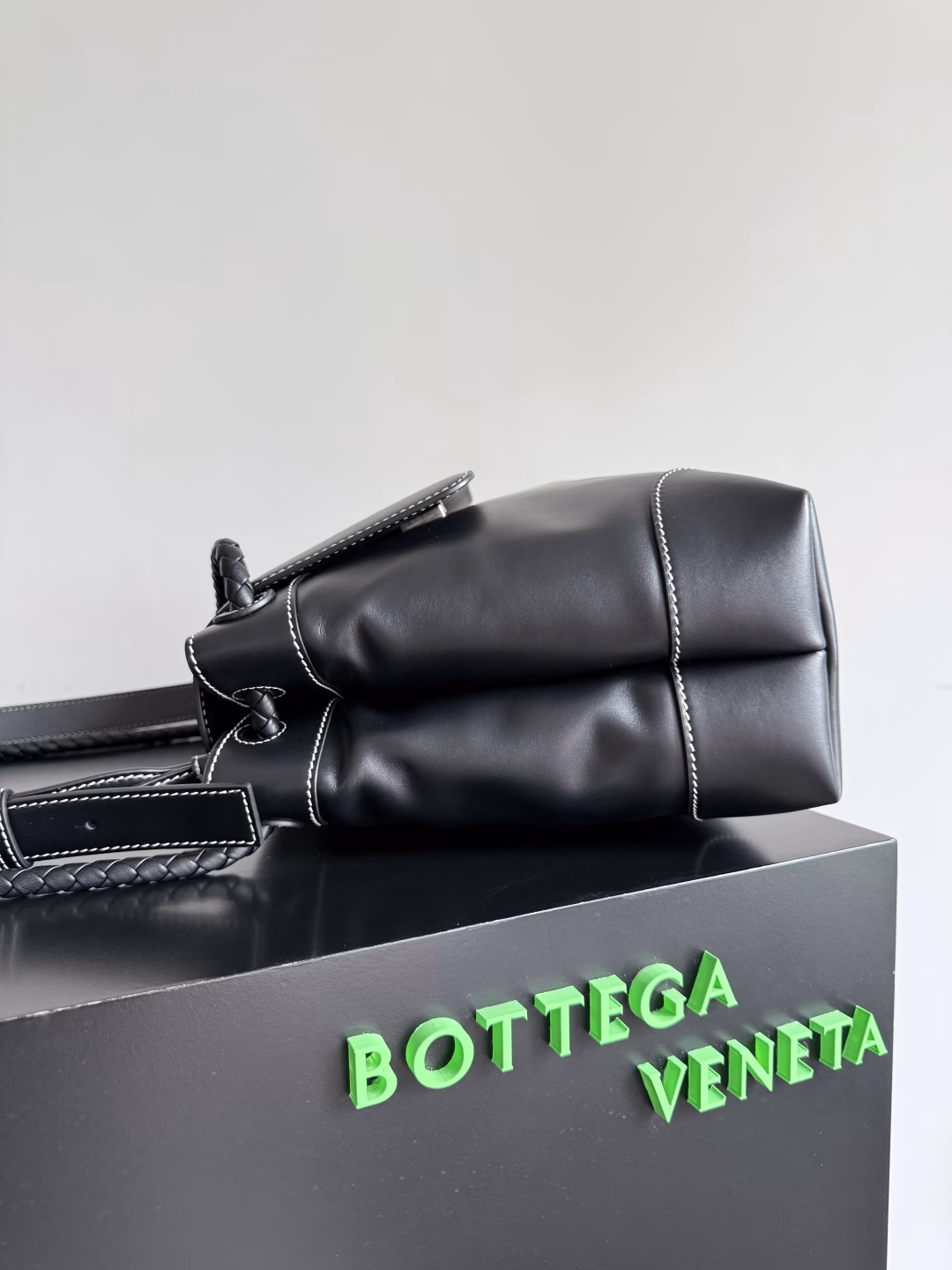 BOTTEGA VENETA's 2025 new men's ANDIAMO backpack. Bottega Veneta's main product is undoubtedly Andiamo. The first new favorite of the 2025 new product is a bag with an eight-shaped buckle that is unique to men. It can be seen that the designer has used many clever ideas. The detachable cross-body strap is very convenient for office elites to reduce the burden on their hands when carrying work diaries and office supplies. The inside is divided into two large compartments and a small compartment with a zipper. The difference from the women's model is that the compartments here are not detachable. The fixed large single layer also makes it convenient to travel light when going out for work and avoid the accumulation of too many small items.